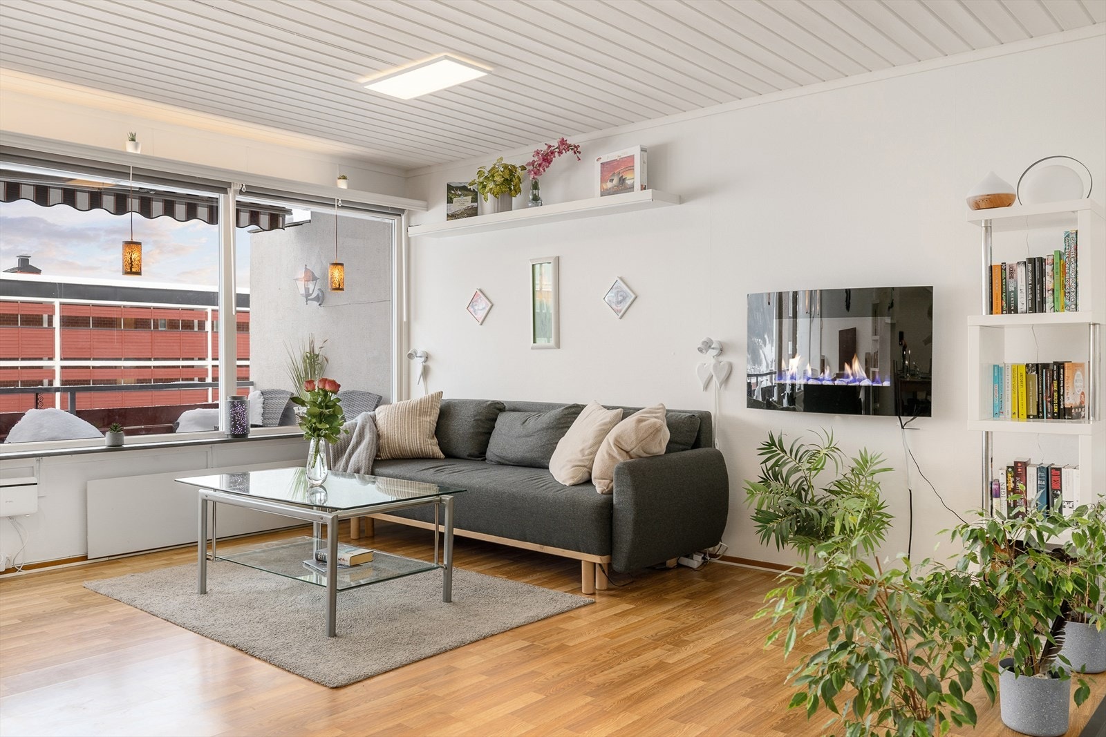 Store, vestvendte vindusflater gir rikelig med naturlig lys. Galleribilde