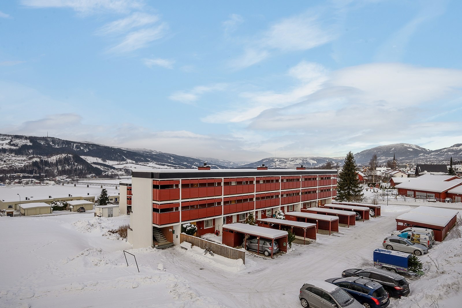 Nærmeste bussholdeplass er kun tre minutter unna, med effektiv forbindelse til sentrum. Galleribilde