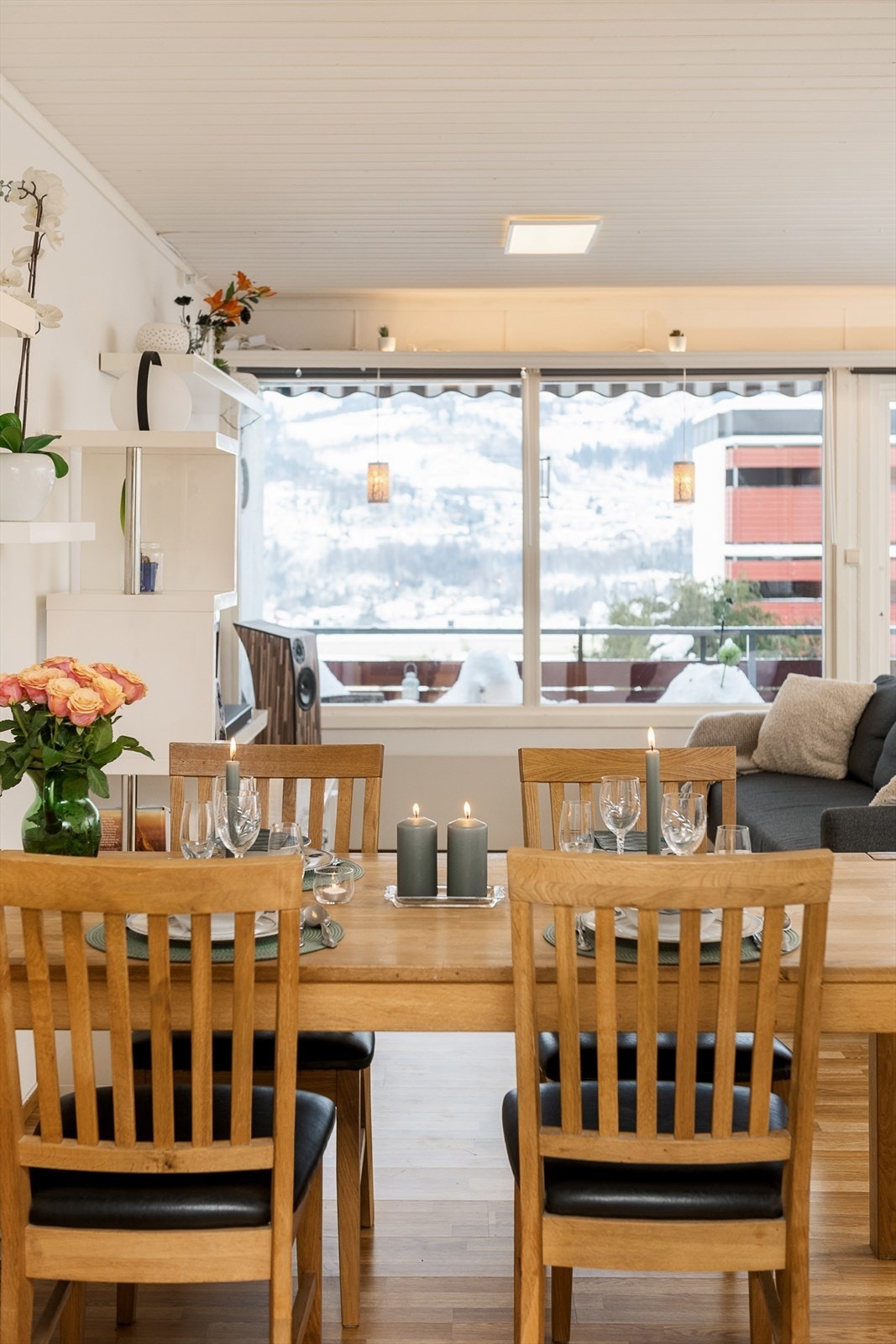 En sosial sone som binder sammen spisestue, stue og uteområdet på en fin måte. Galleribilde