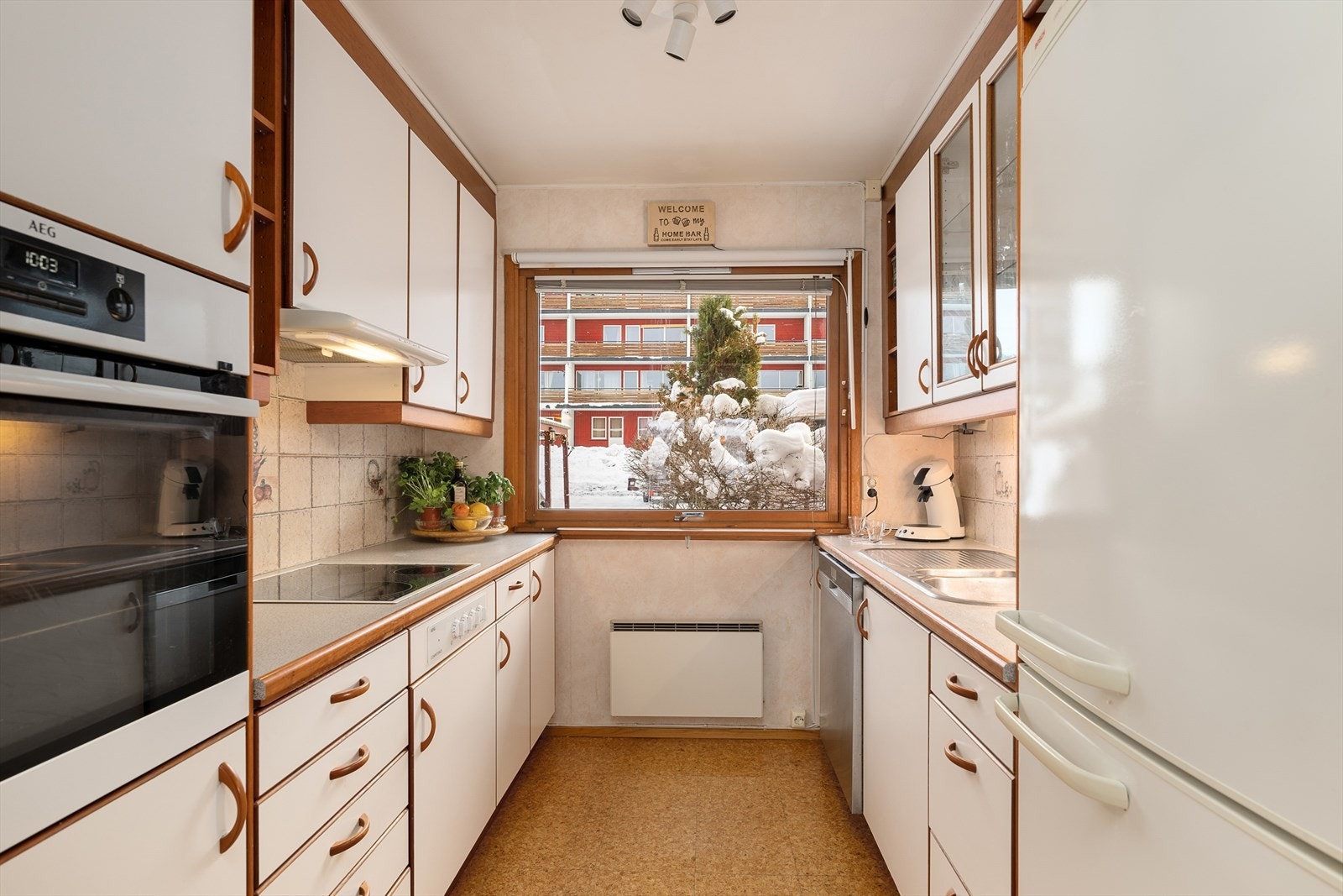 Kjøkkenet har en funksjonell innredning med parallelle løsninger som gir god arbeidsflyt. Galleribilde