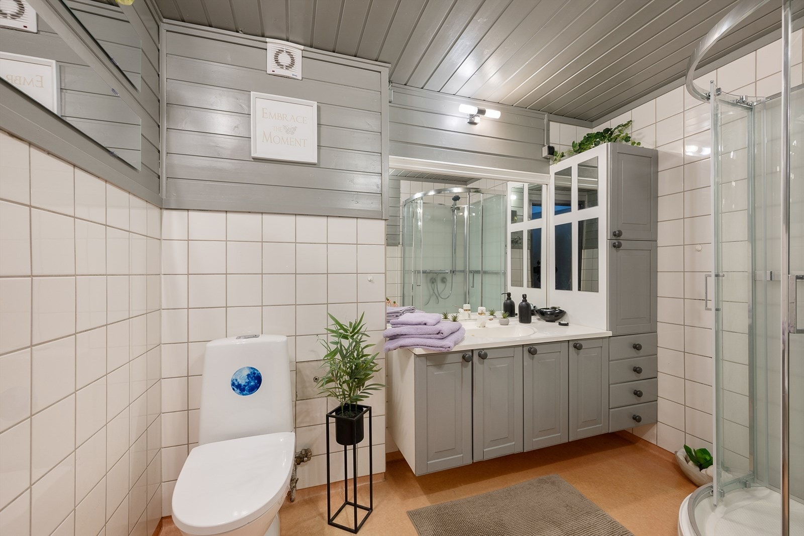 Badet er innredet med en romslig baderomsinnredning, dusjkabinett og gulvmontert toalett. Galleribilde