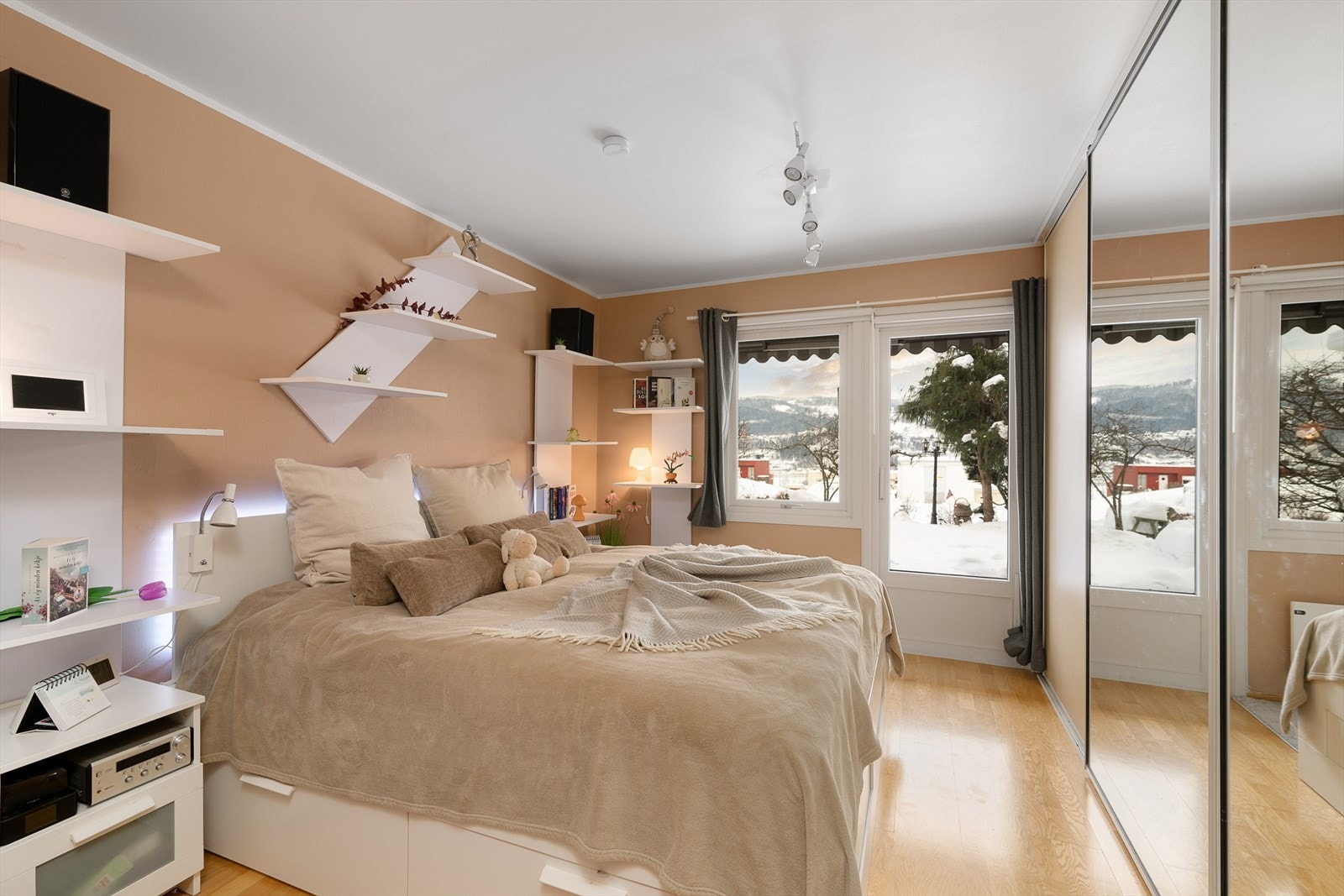 Hovedsoverommet har god plass til dobbeltseng og utgang til en skjermet uteplass. Galleribilde