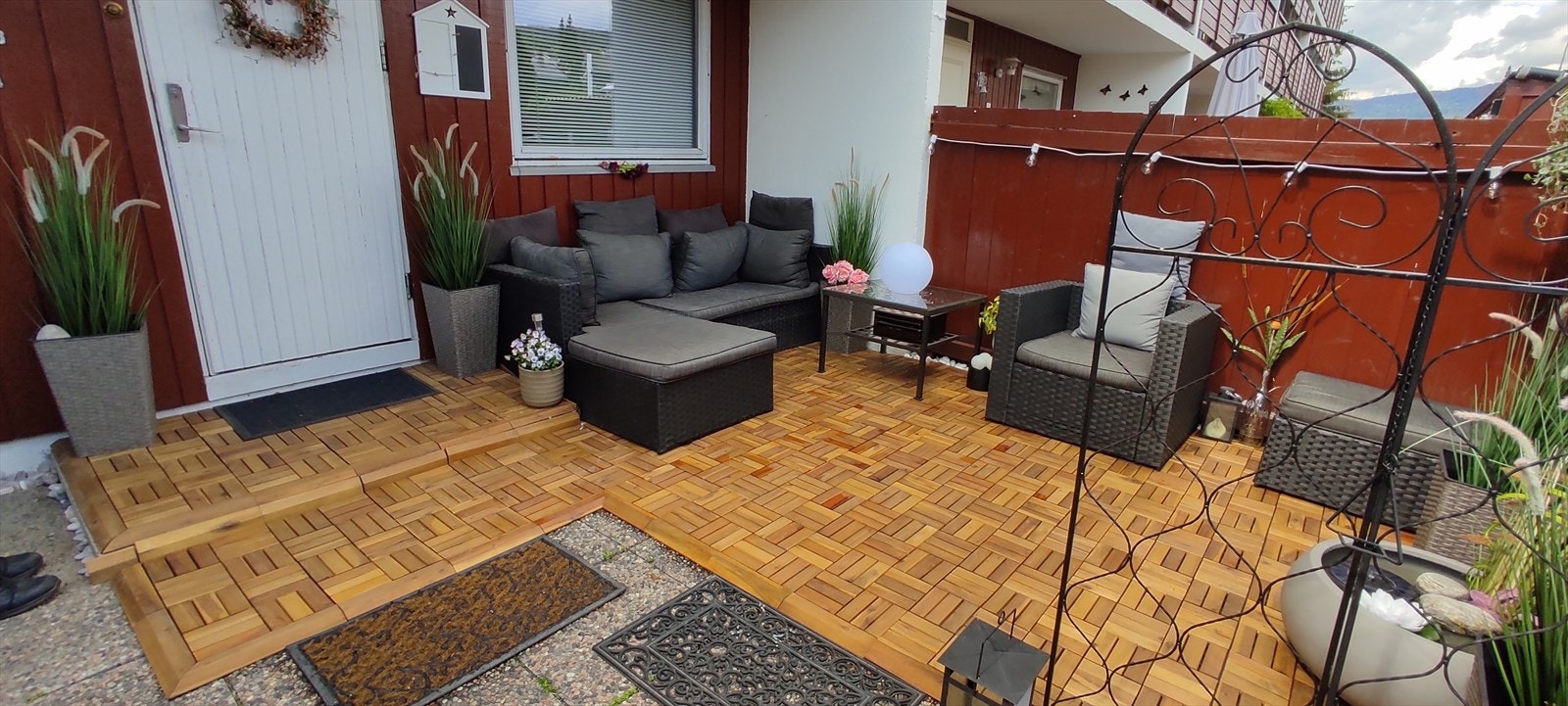 Den private uteplassen ved underetasjen er et flott sted for avslapning. Galleribilde