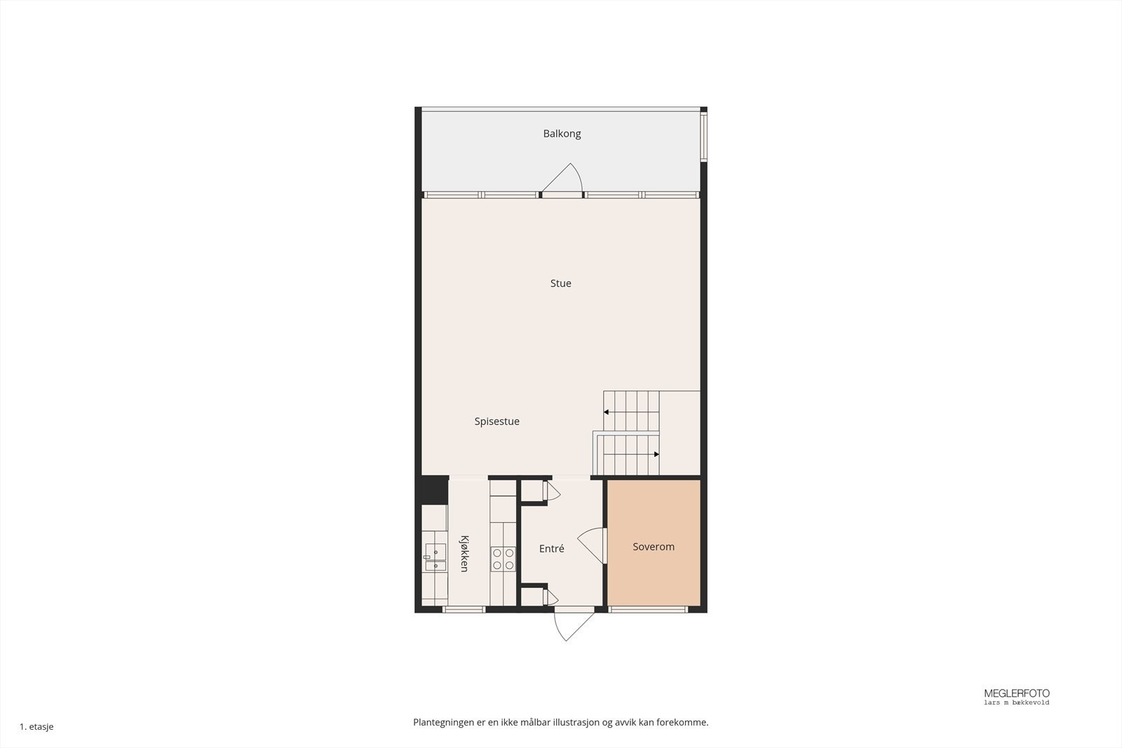 Første etasje har en arealeffektiv planløsning som omfatter entré, stue, kjøkken og ett soverom. Galleribilde