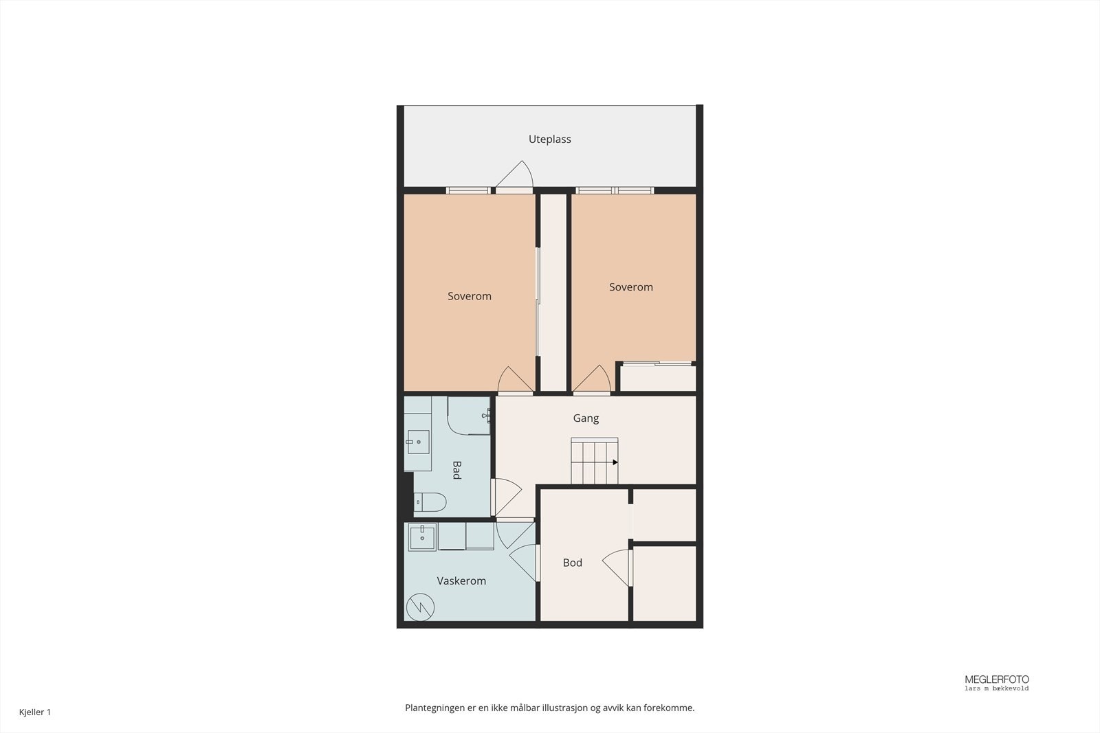 Underetasjen er en privat sone med gang, to soverom, bad, vaskerom og to praktiske boder. Galleribilde