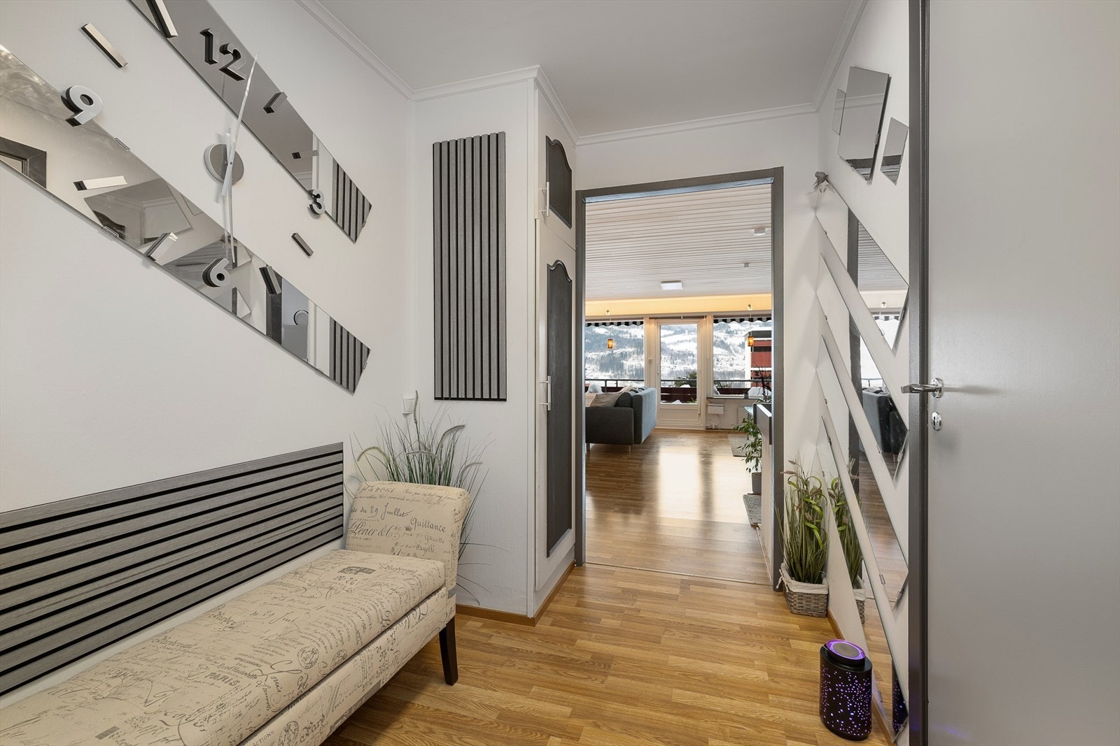 Fra entréen er det en åpen løsning inn mot stuen, som skaper en god romfølelse. Galleribilde