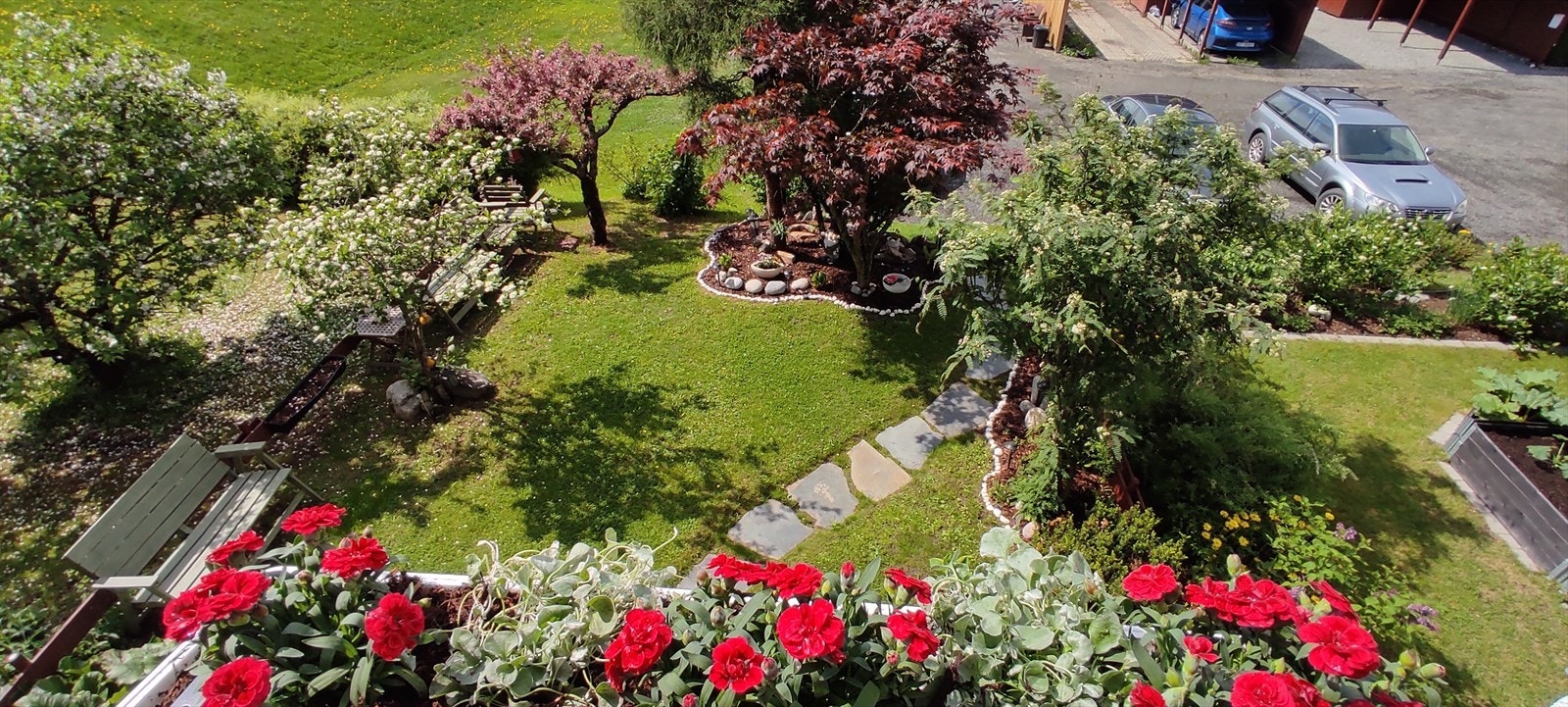 Utsikt over det velstelte hageområdet fra balkongen. Galleribilde