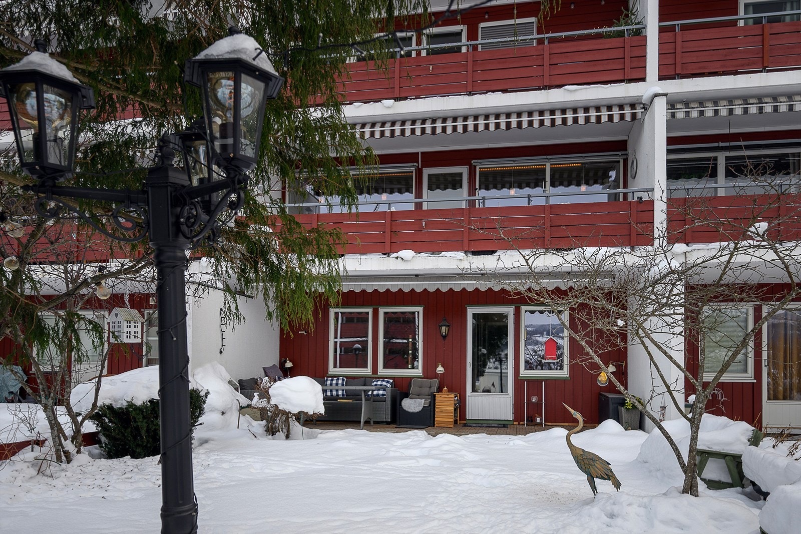 Fra hovedsoverommet er det utgang til en pent opparbeidet og skjermet hage. Galleribilde