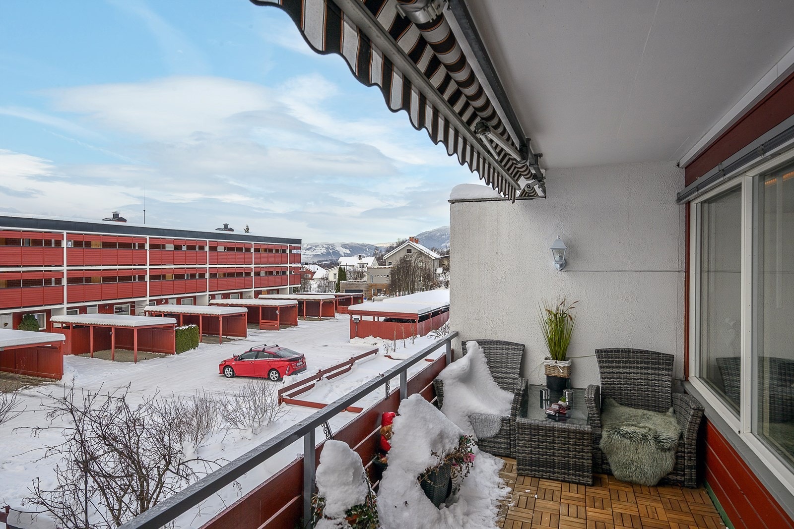 Balkongen er utstyrt med markise, som gir god solskjerming. Galleribilde