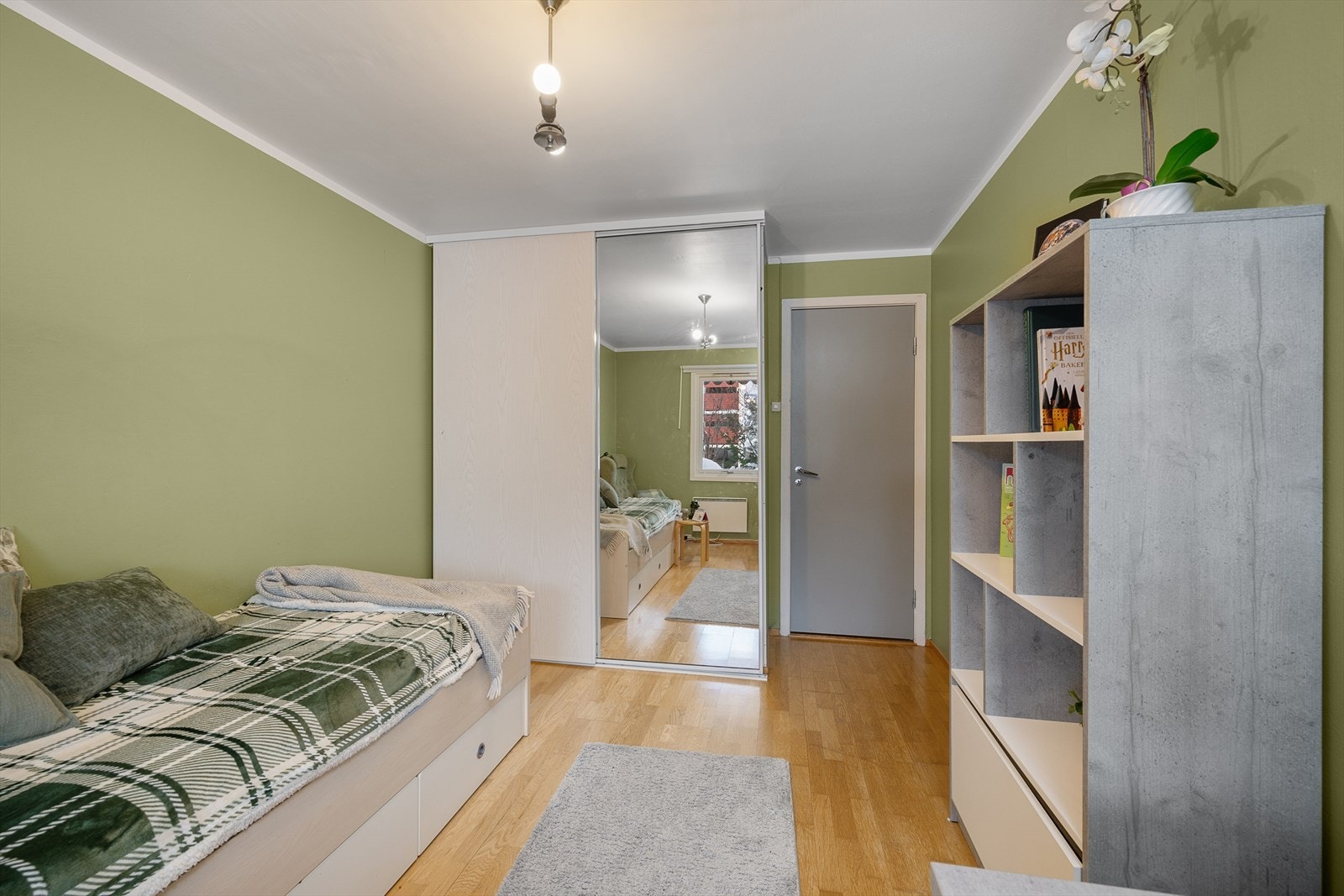 Rommet har plass til seng, skrivepult og garderobeløsning. Galleribilde