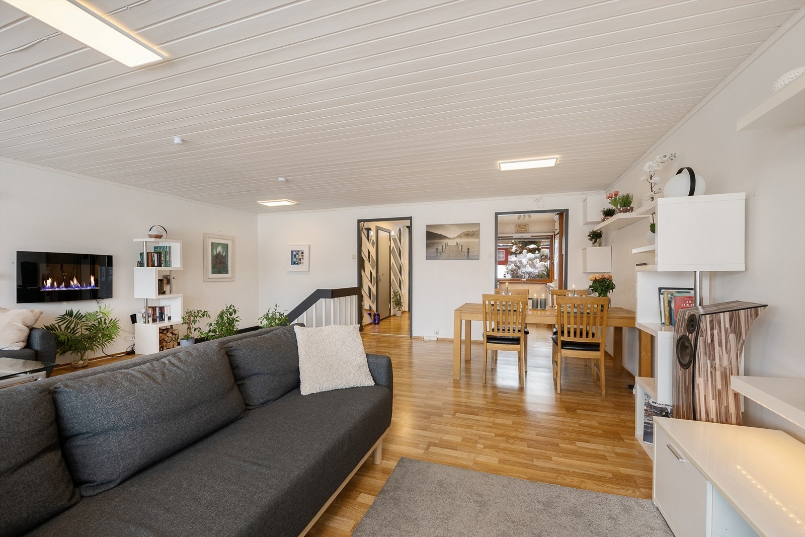 Taket i stuen er utført i panel, som gir rommet en lun atmosfære. Galleribilde