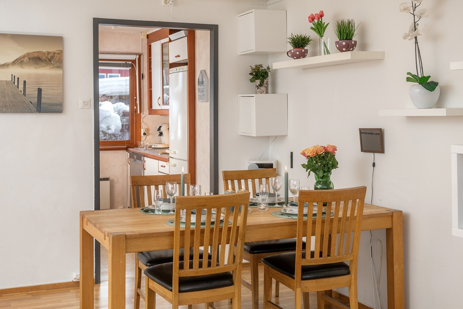 Spisestuen ligger i praktisk tilknytning til den halvåpne kjøkkenløsningen. Galleribilde