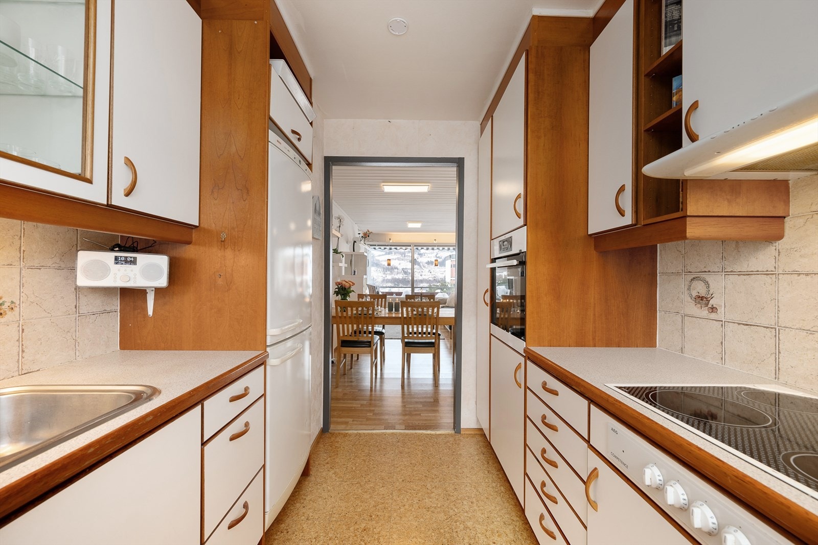 Kjøkkeninnredningen har hvite, glatte fronter og laminerte skrog. Galleribilde