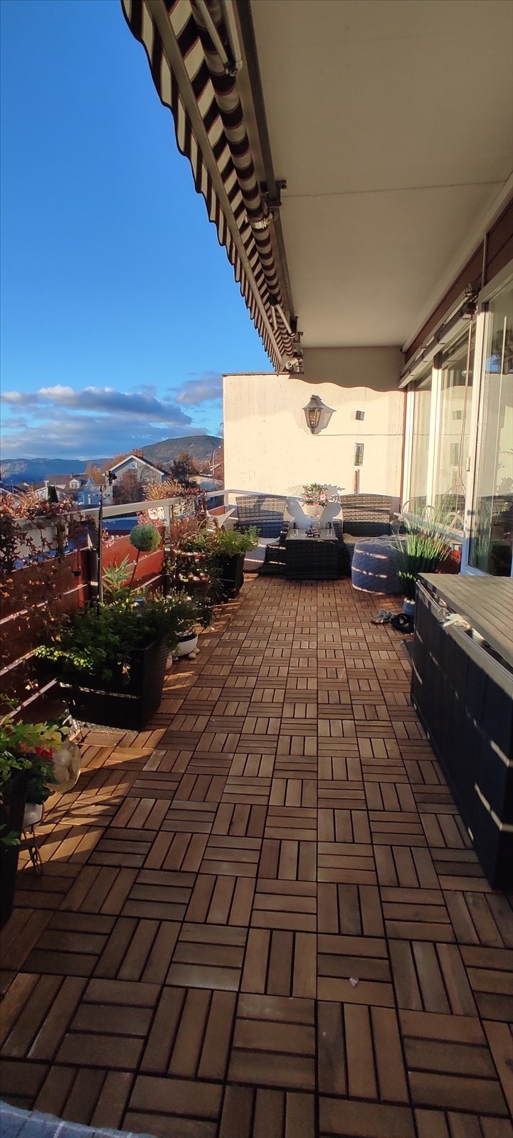 At balkongen er overbygd, gir ly for vær og vind. Galleribilde