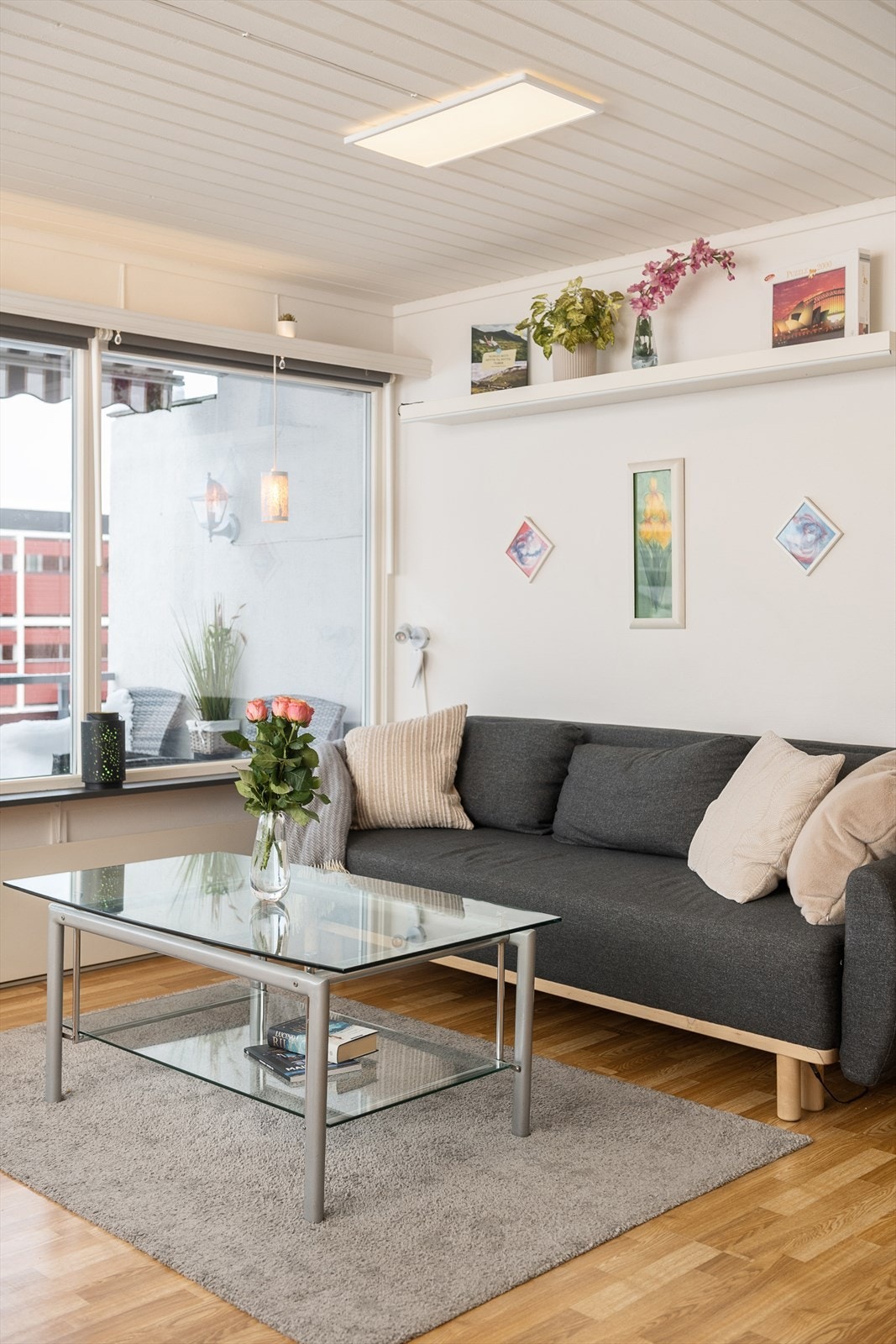 Fra stuen er det direkte utgang til den overbygde balkongen. Galleribilde