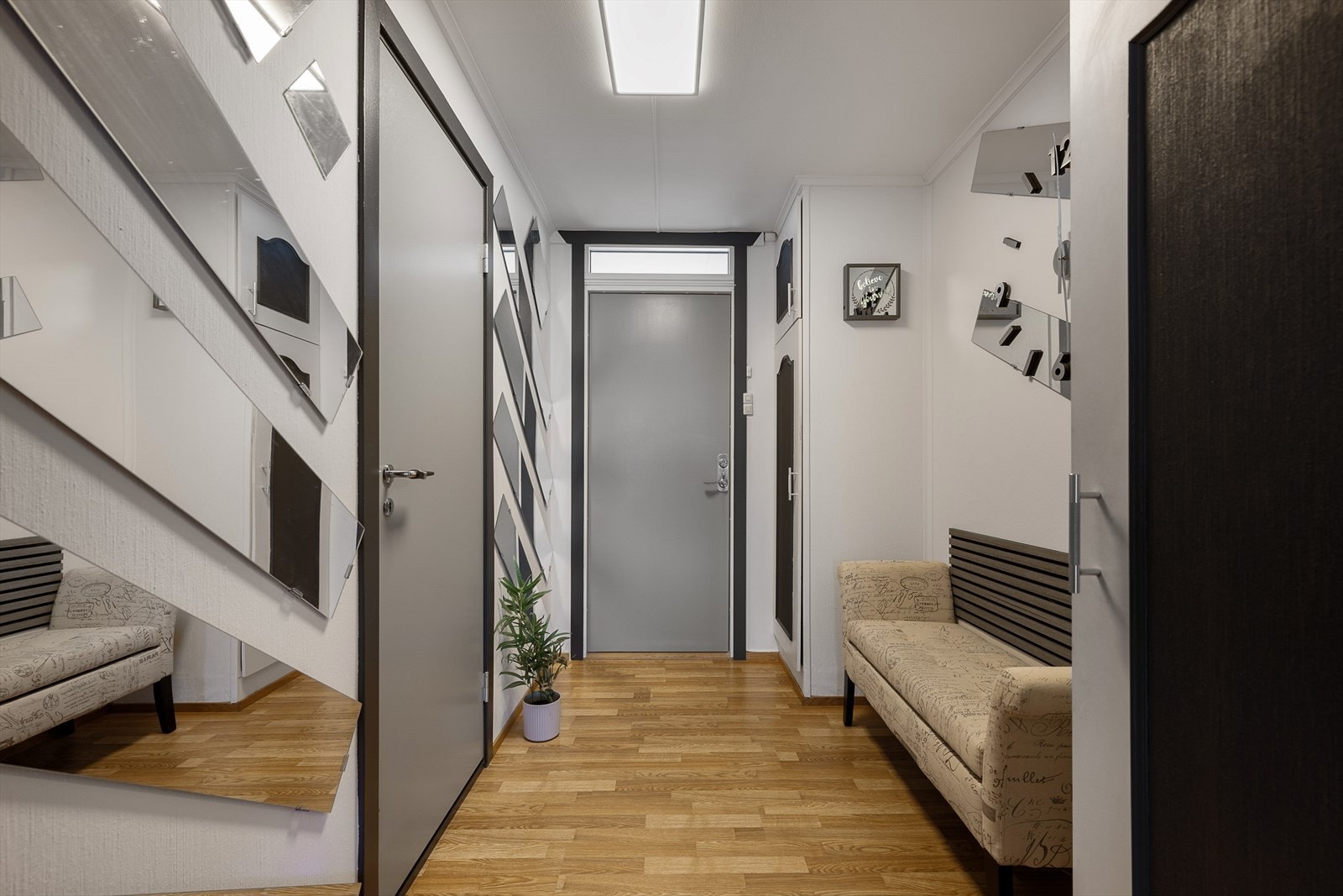 Du ønskes velkommen inn i en romslig entré med varmekabler og parkett på gulvet. Galleribilde