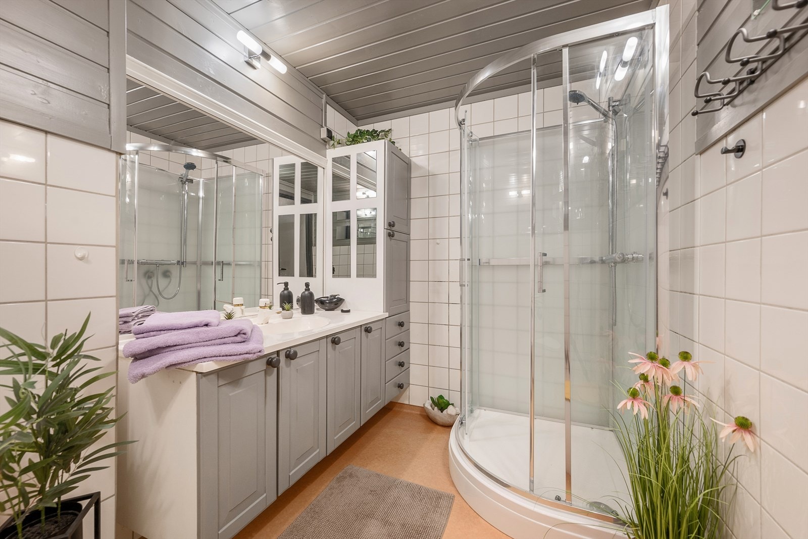 Badet i underetasjen har et nytt dusjkabinett. Galleribilde