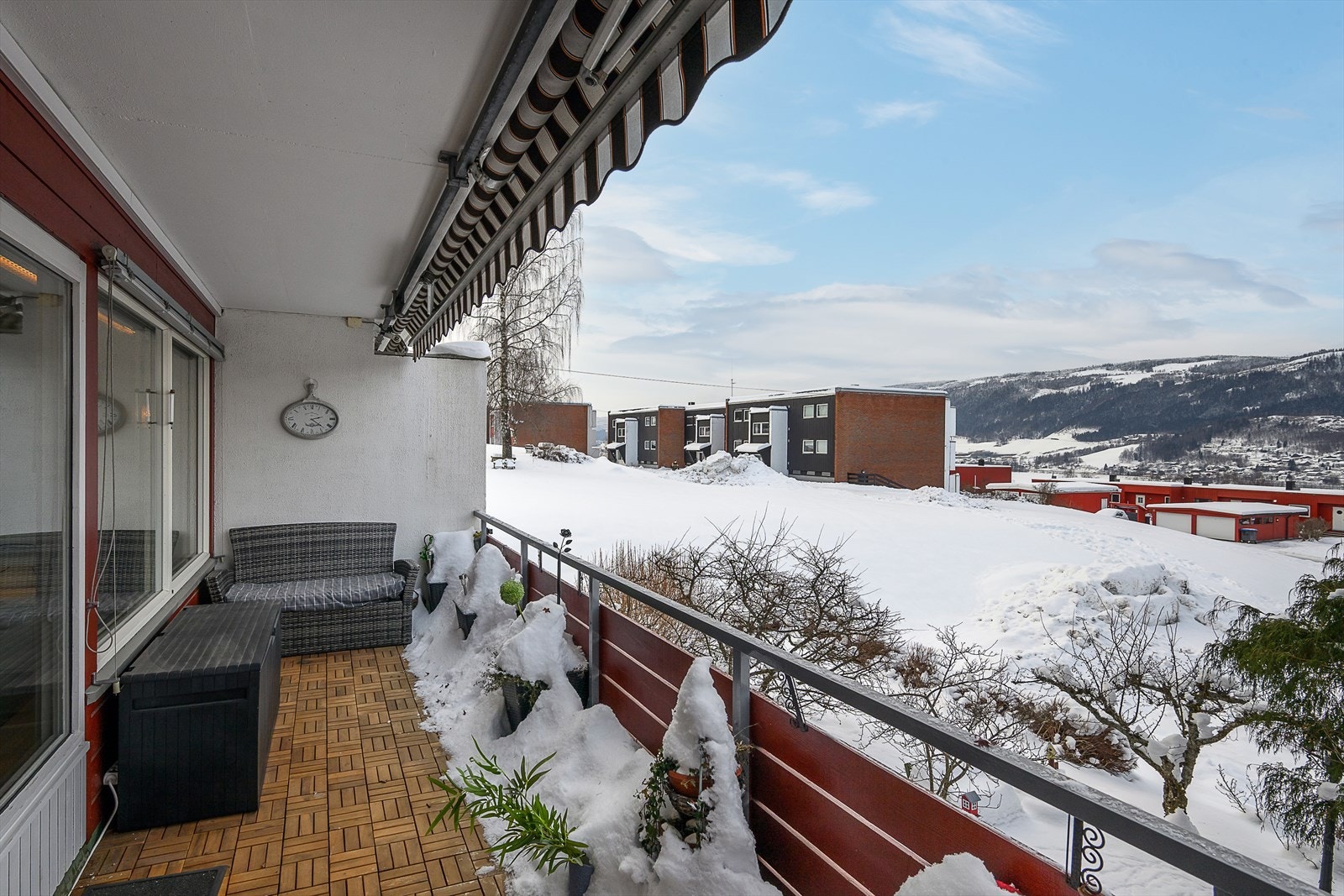 Den overbygde balkongen på 12,5 m² har gulv belagt med trefliser. Galleribilde