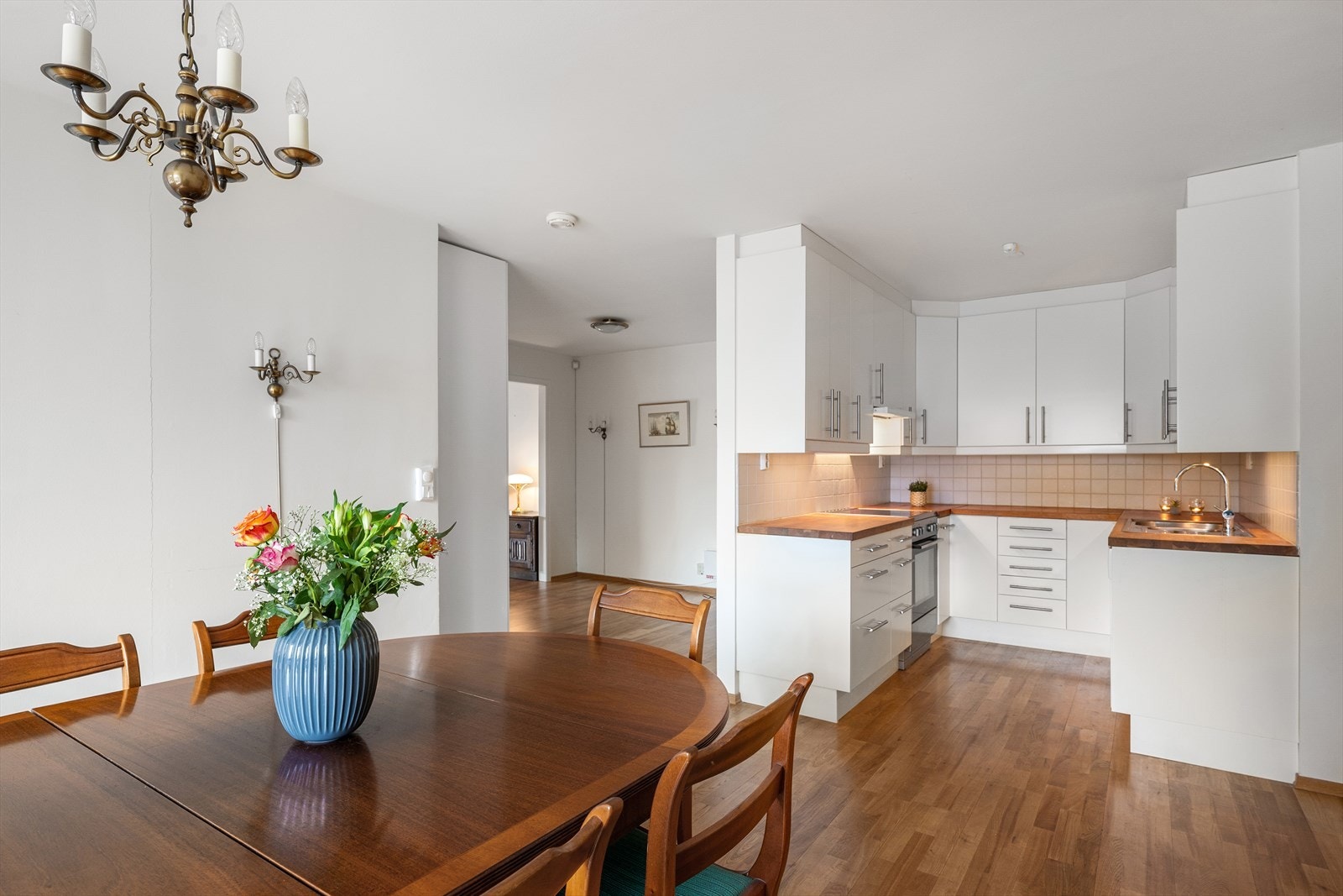 Spisestue og kjøkken ligger samlet i ett rom med god plass til både spisebord og kjøkkeninnredning. Galleribilde