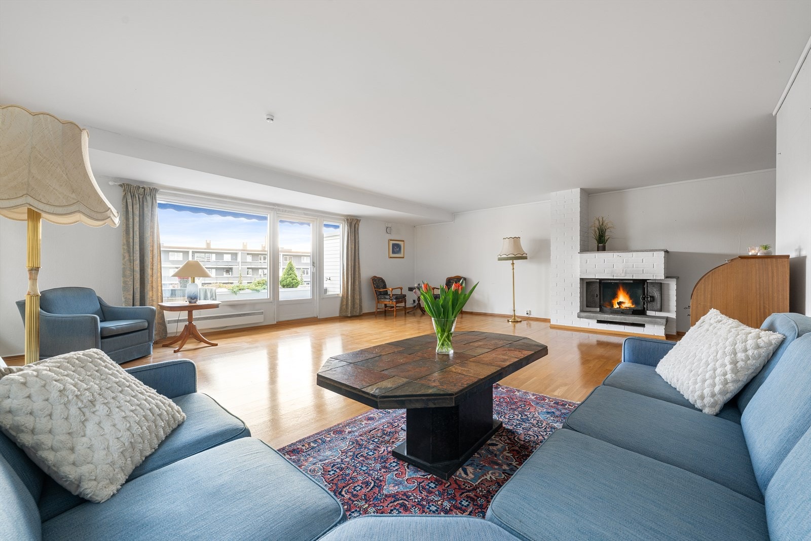 Stuen er svært romslig og luftig med store vindusflater og godt naturlig lysinnslipp. Galleribilde