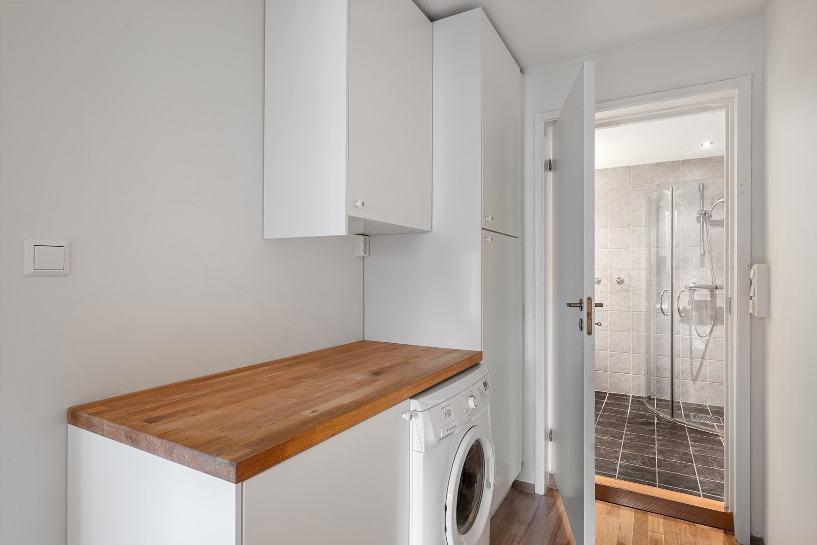 Praktisk vaskerom i tilknytning til badet. Galleribilde