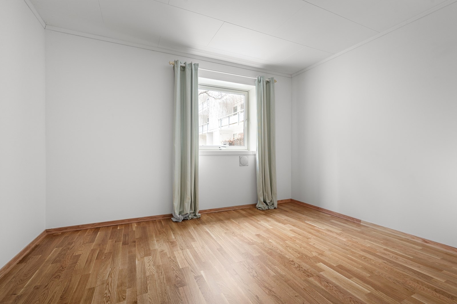 Soverom nr 2 med ny trestavs parkett samt nymalt. God plass til både seng og tilhørende møblement. Galleribilde