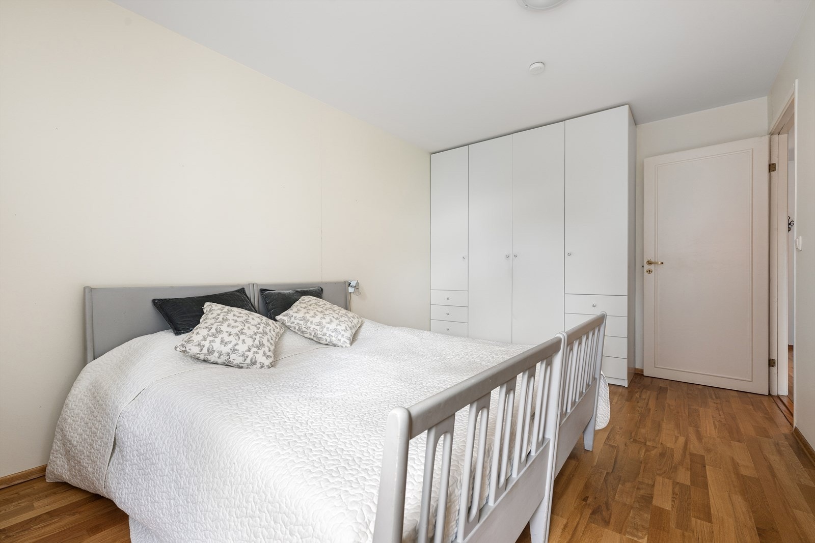 Rommet har en stor integrert garderobe som medfølger. Galleribilde