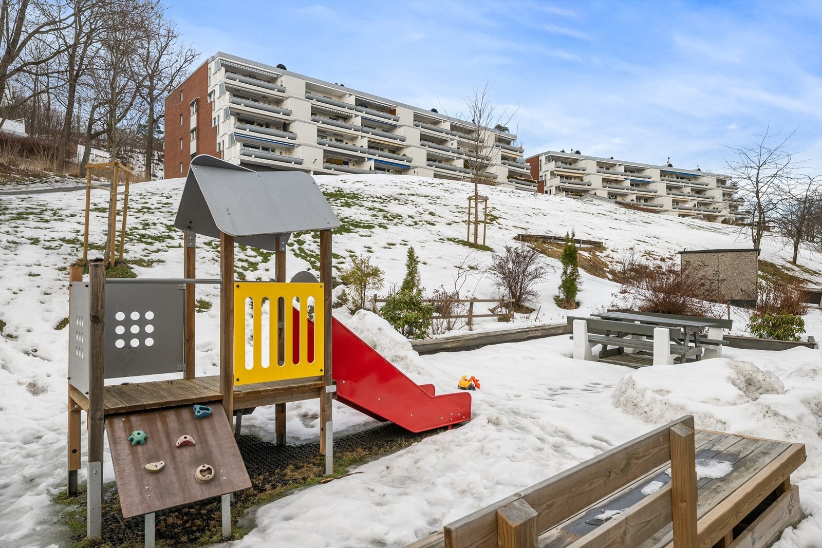 Dette boligområdet kjennetegnes av sin rolige atmosfære, grønne omgivelser og nærhet til fasiliteter. Galleribilde