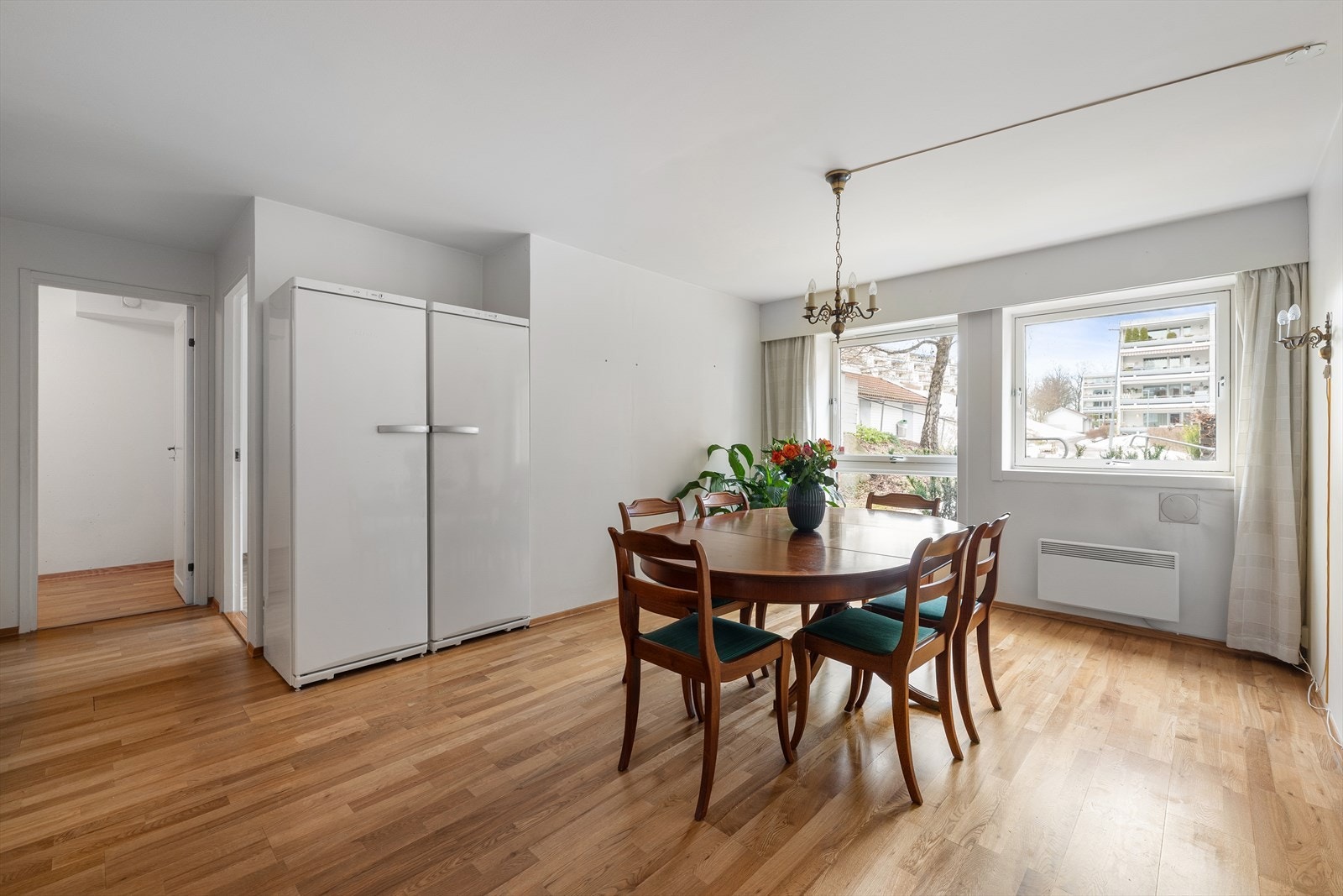 Rikelig med plass til et større bord med tilhørende møblement. Galleribilde