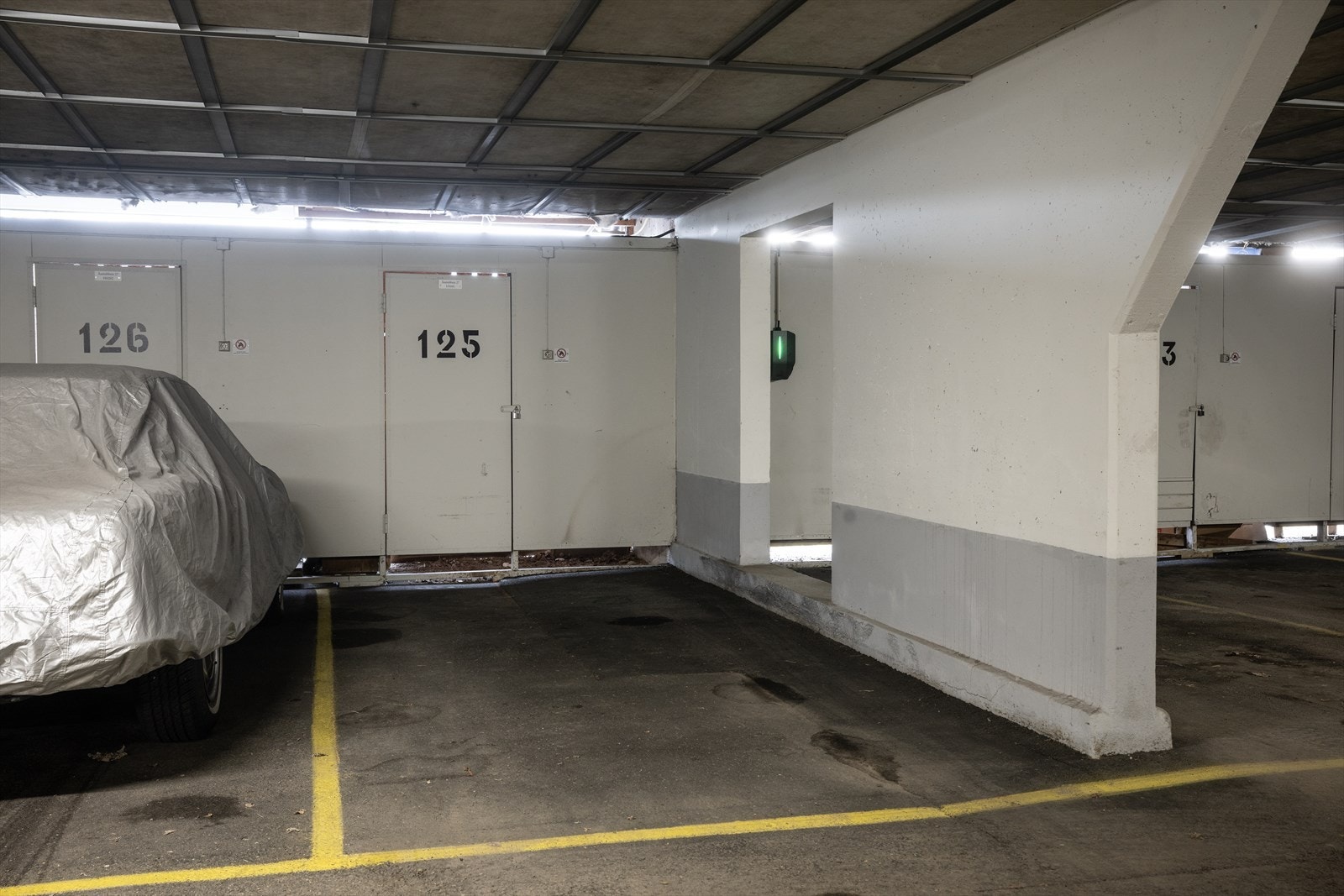 Leiligheten disponerer en ekstern bod i garasjeanlegget på ca. 2 m² i tilknytning til garasjeplassen for én bil i felles garasjeanlegg. Galleribilde