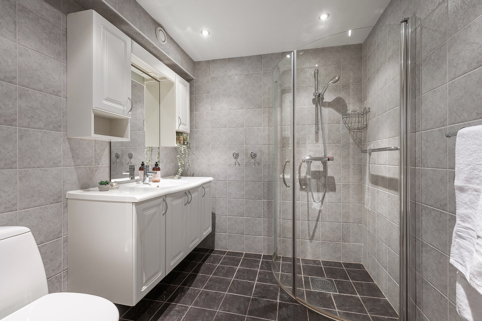 Pent flislagt bad som ble rehabilitert i 2006. Galleribilde