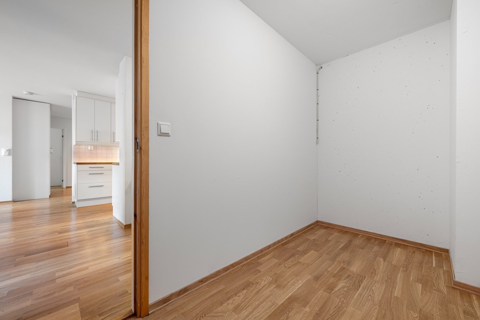 Innvendig bod med ny trestavs parkett og nymalt. Galleribilde