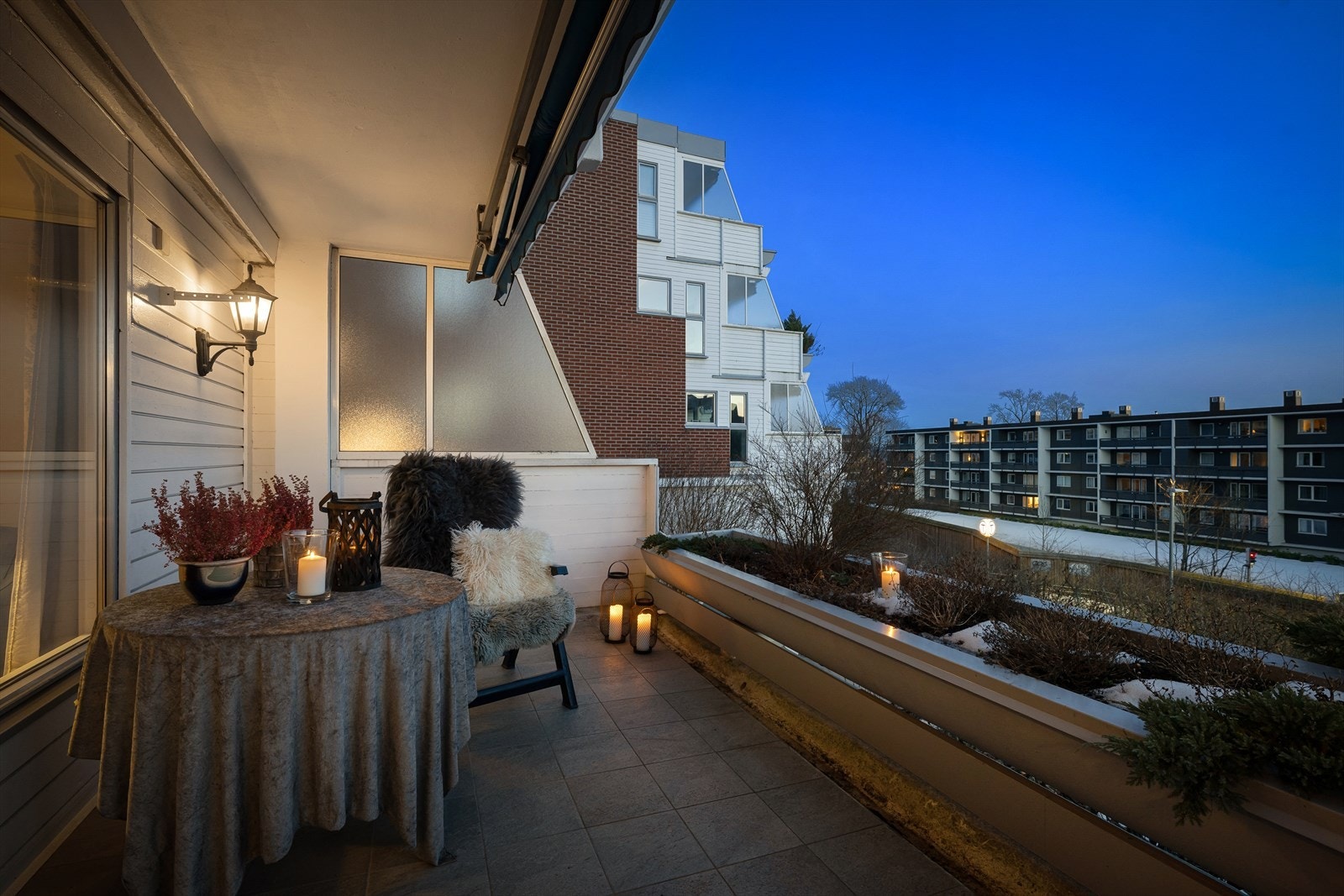 Terrassen har flislagt dekke og plass til utemøbler og beplantning. Galleribilde