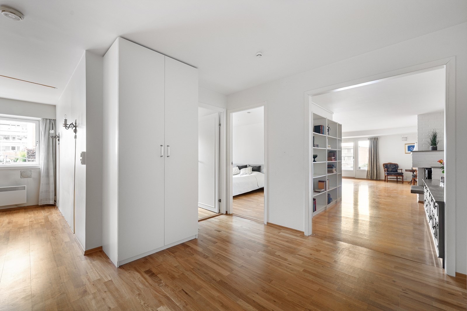 Gang mellom stue og spisestue/kjøkken. Galleribilde