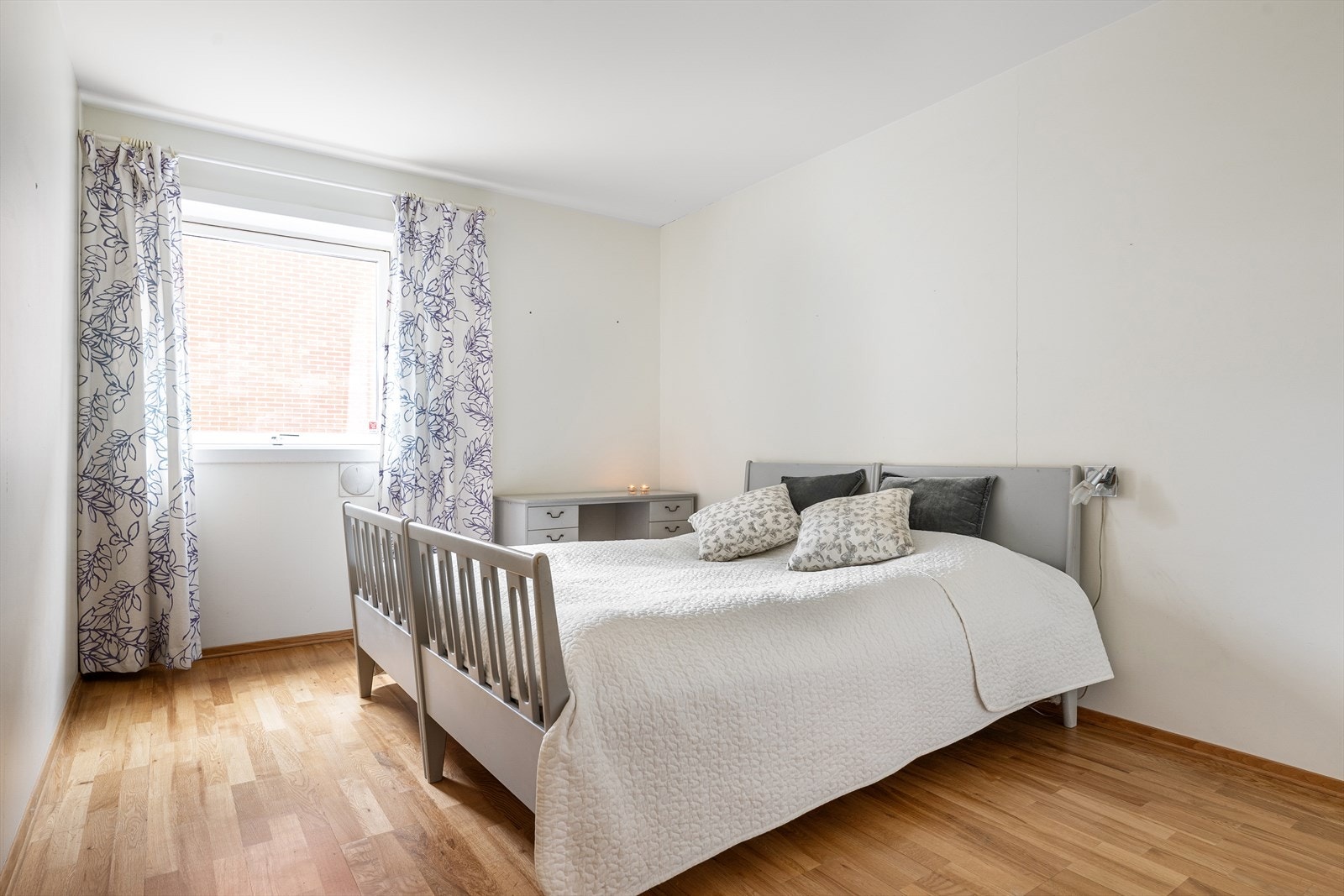 Stort soverom med god plass til dobbeltseng og tilhørende soveromsmøblement. Galleribilde