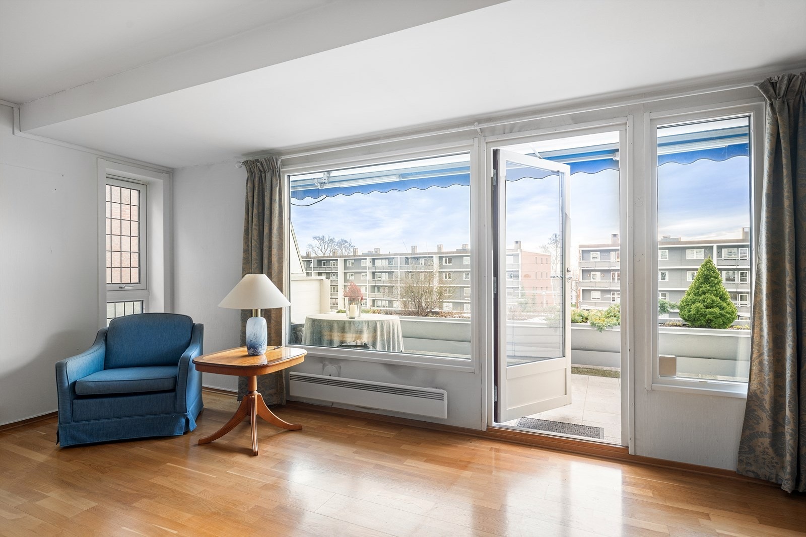 Fra stuen er det utgang til en stor og solrik terrasse. Galleribilde