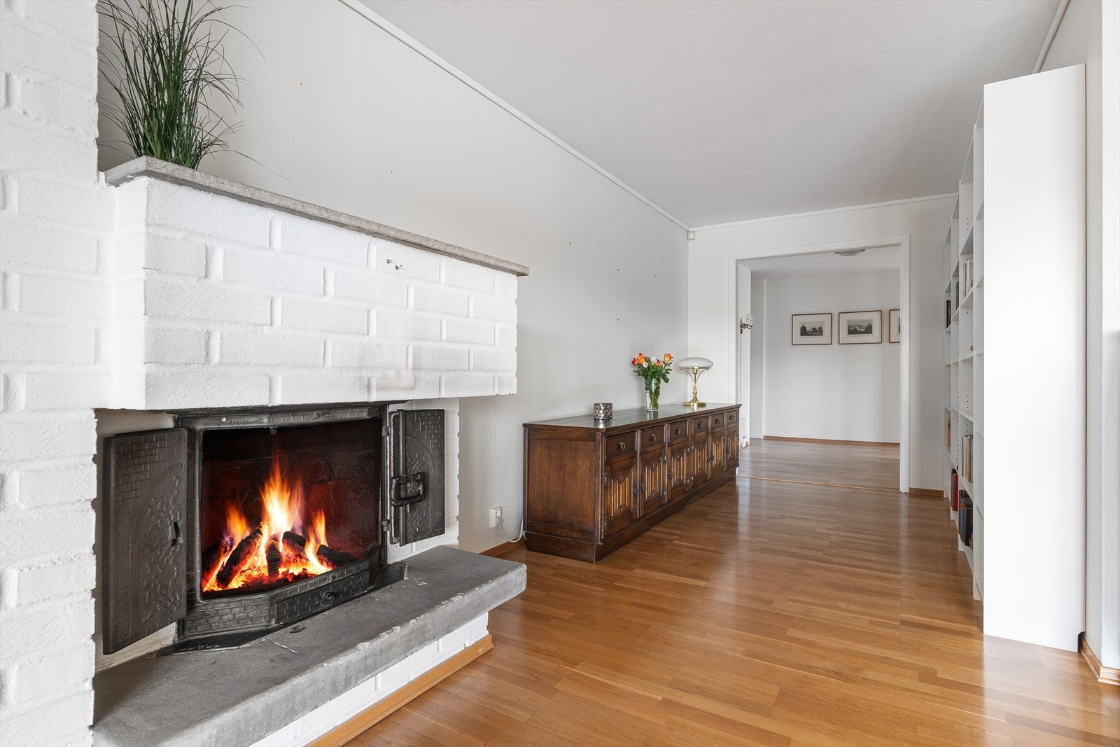 Stuen har en hyggelig peis som gir god og lun varme. Galleribilde