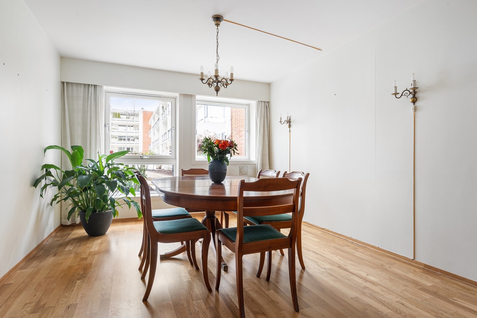 Hyggelig utsyn og store vindusflater gir godt med naturlig lys. Galleribilde