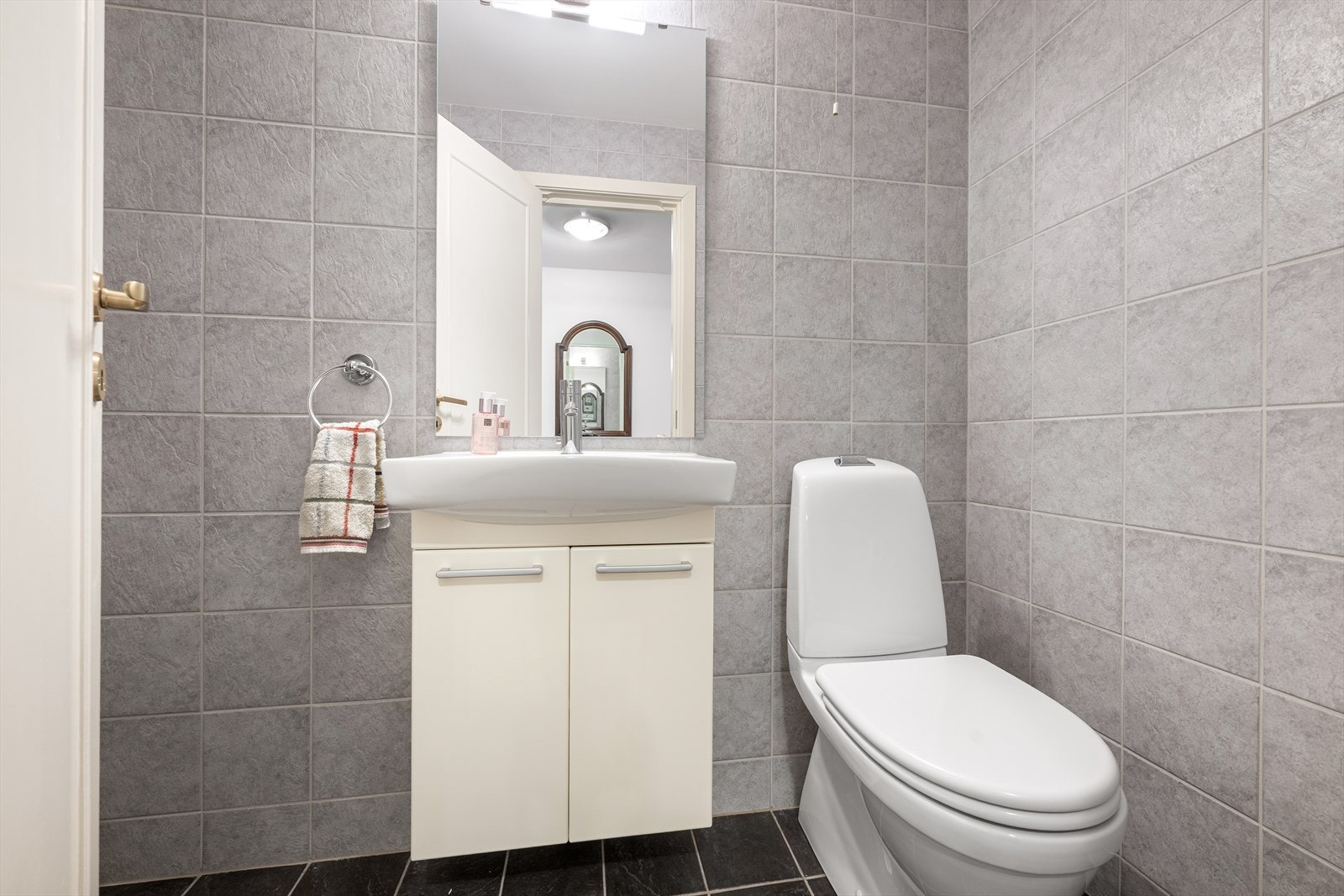 Rommet har varmekabler i gulvet. Det er opplegg for vaskemaskin i gang mellom kjøkken og bad. Galleribilde