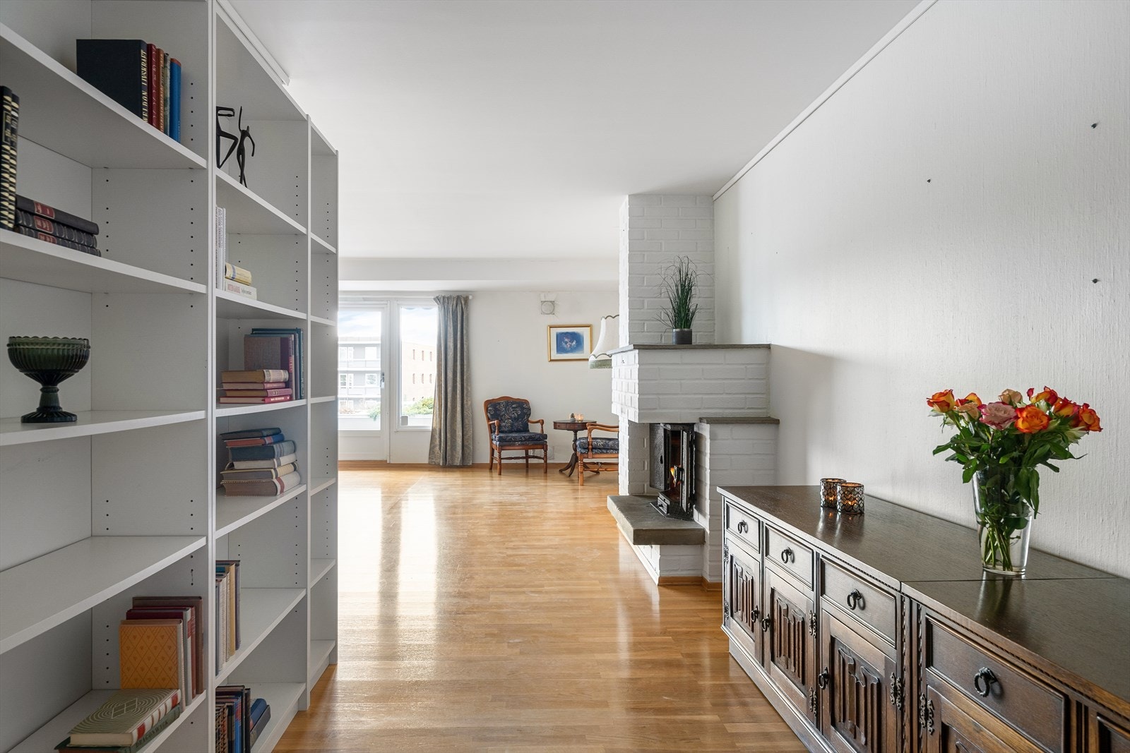 Stor mellomgang mellom gang og stue. Bokhylle til venstre medfølger. Galleribilde