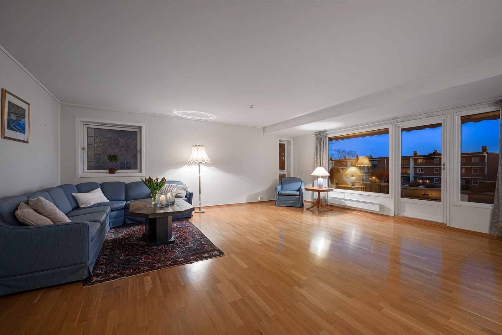 Hyggelig kveldstemning i stuen. Galleribilde