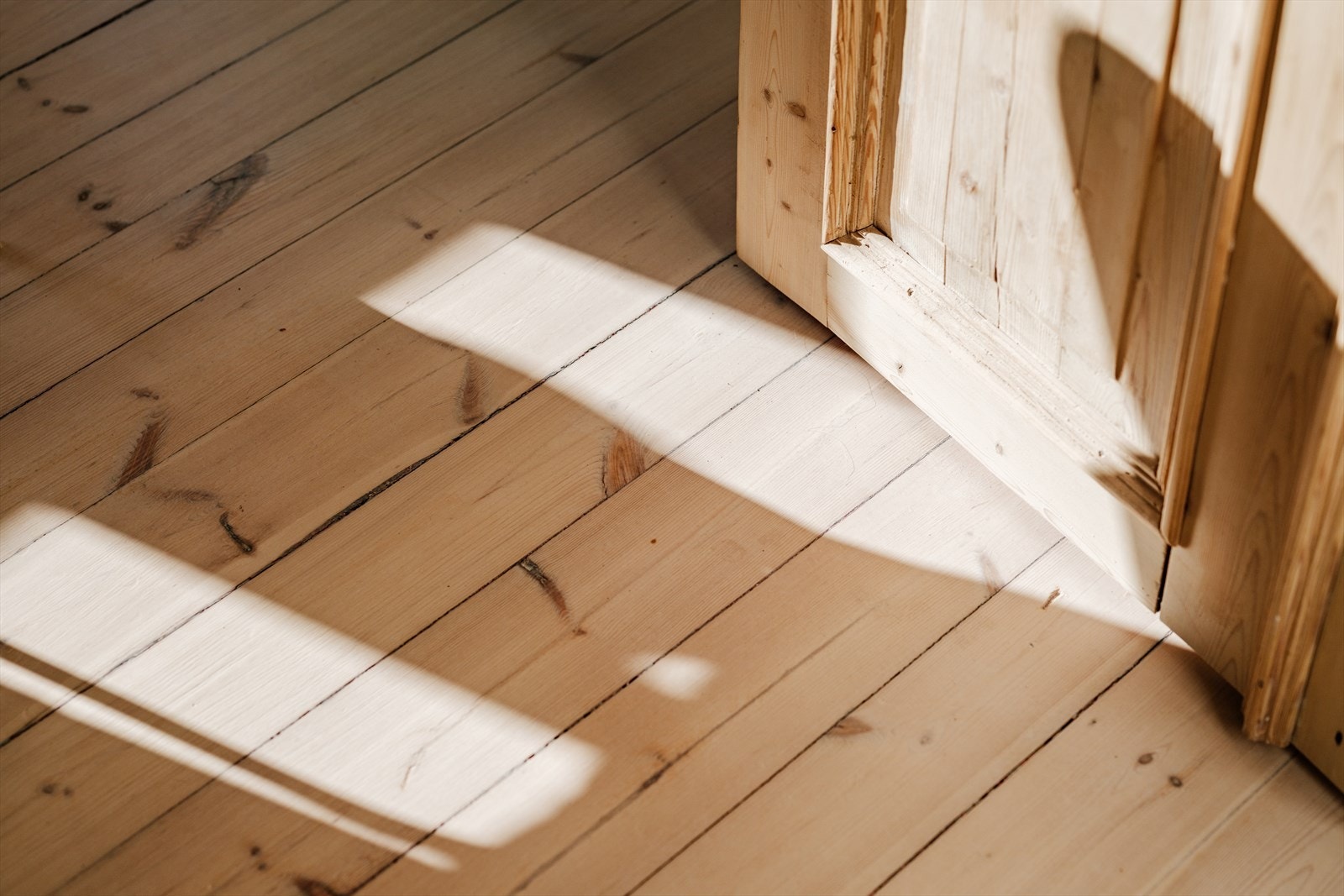 Originalt tregulv i de fleste rom. 140 år gammel fløydør som er pusset ned. Galleribilde