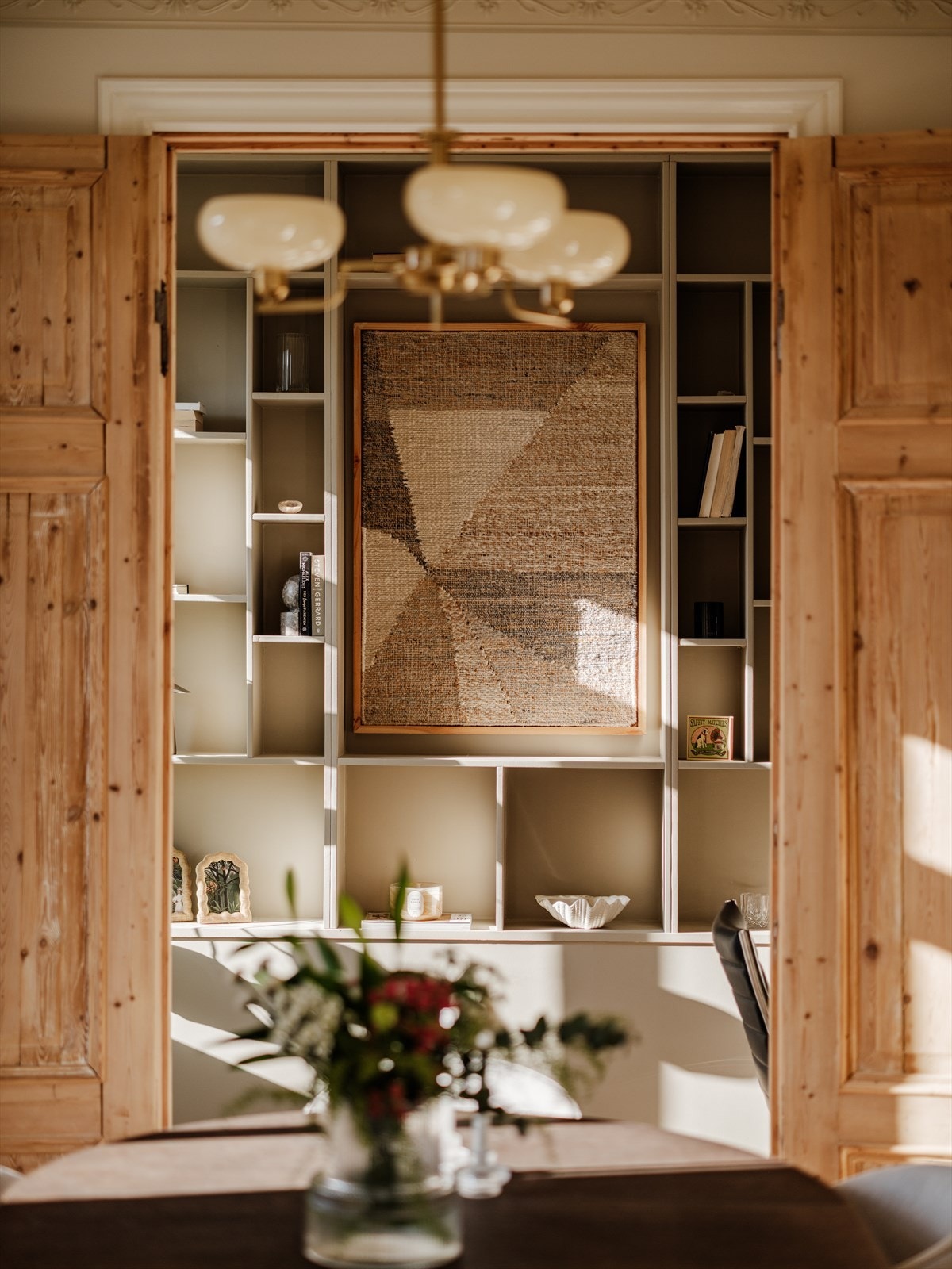 Det er laget en smart løsning i spisestuen slik at man får et eget rom som kan brukes som kontor og/eller bibliotek. Galleribilde