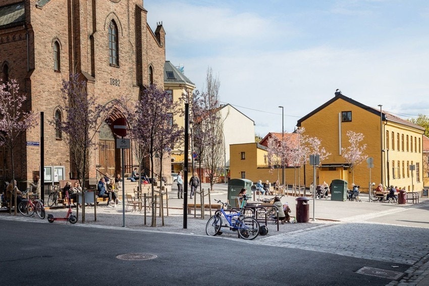Thorbjørn Egners plass ligger foran Kampen kirke i bydel Gamle Oslo. Plassen har nylig blitt oppgradert med ny beplantning og utemøbler. Galleribilde