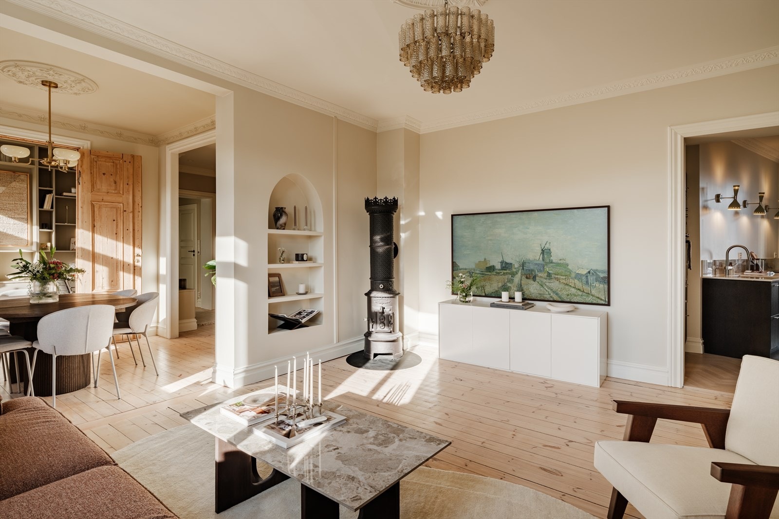 Leiligheten er gjennomgående med store vindusflater. Galleribilde