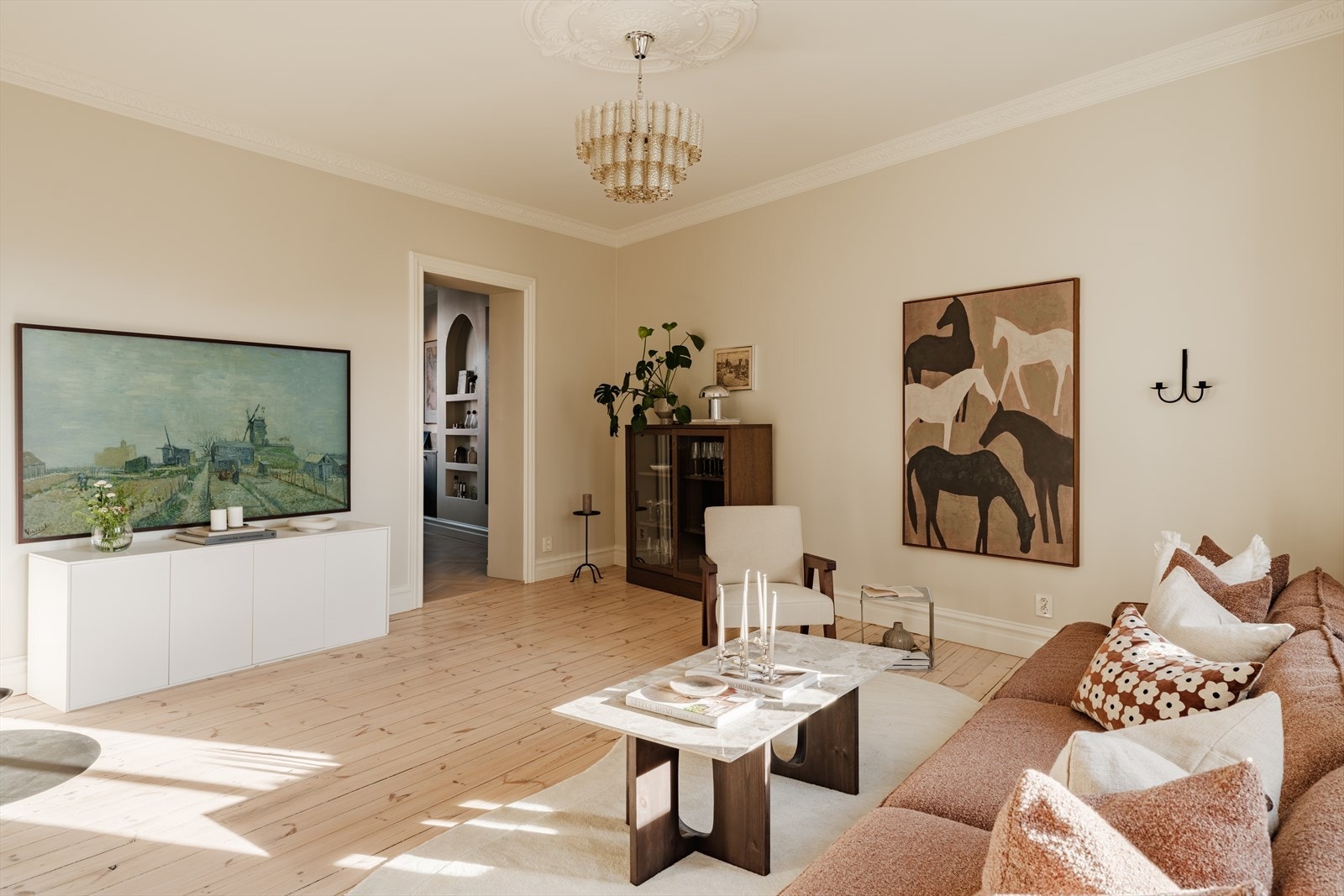 Fra stuen har man adkomst til et stort, separat kjøkken. Galleribilde