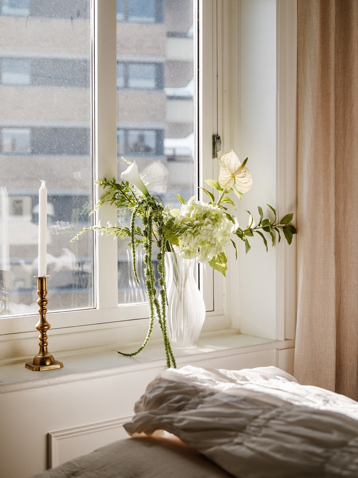 Dype vinduskarmen i de fleste rom. Perfekt for blomster, planter og pyntegjenstander. Galleribilde