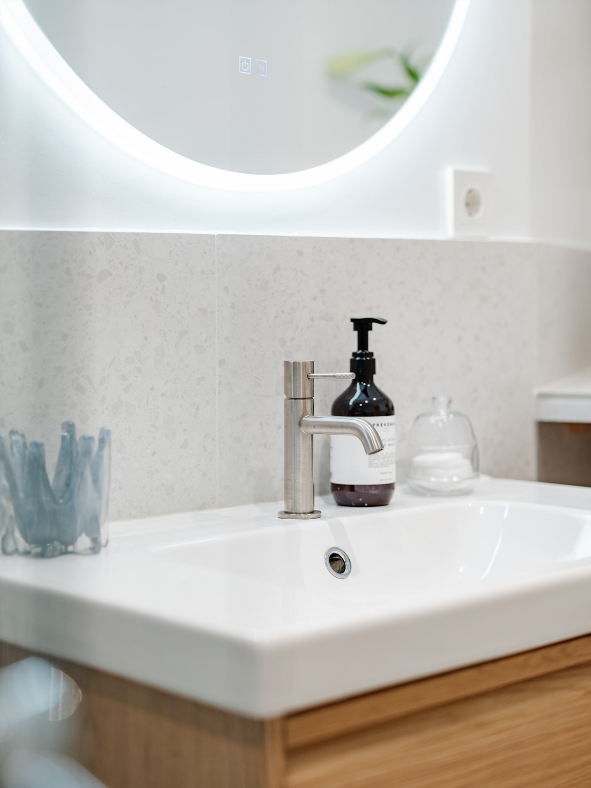 Gode lagringsmuligheter i servantskap. Speil med lys. Galleribilde