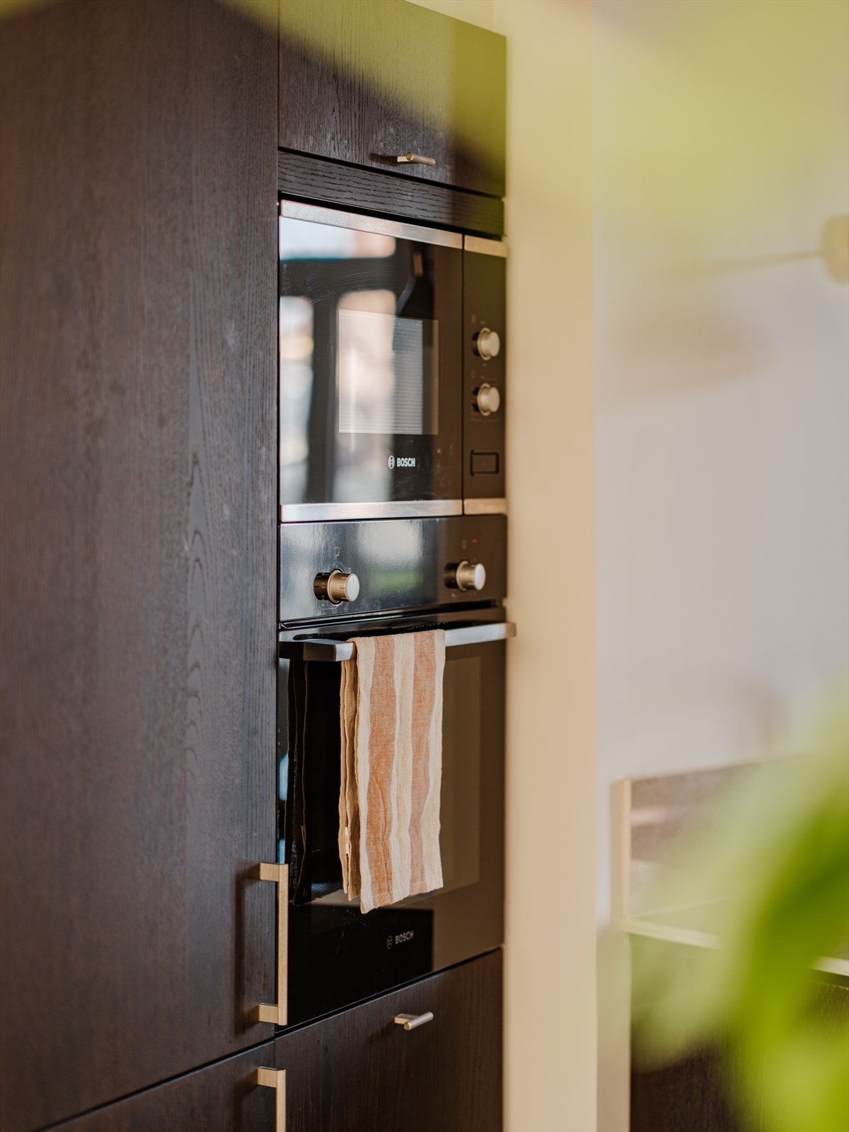 Det medfølger integrerte hvitevarer - Micro, stekeovn, kjøl/frys og oppvaskmaskin. Galleribilde