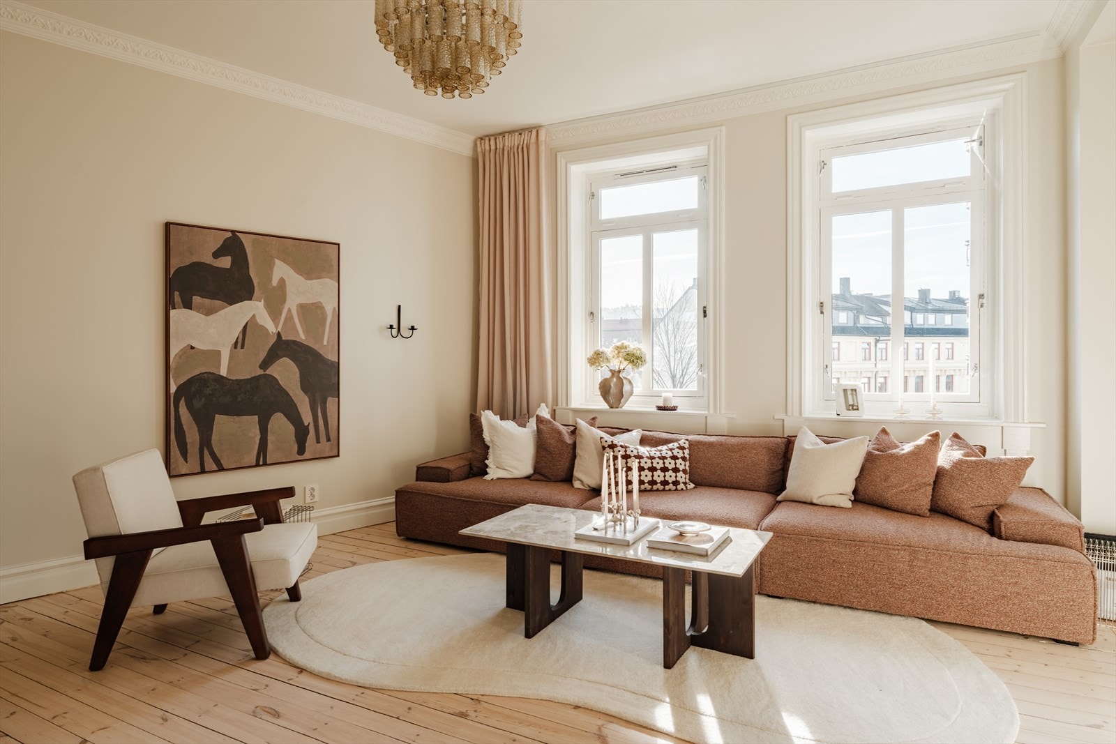 Svært romslig stue med god plass til stor sofagruppe og ønsket møblement. Galleribilde